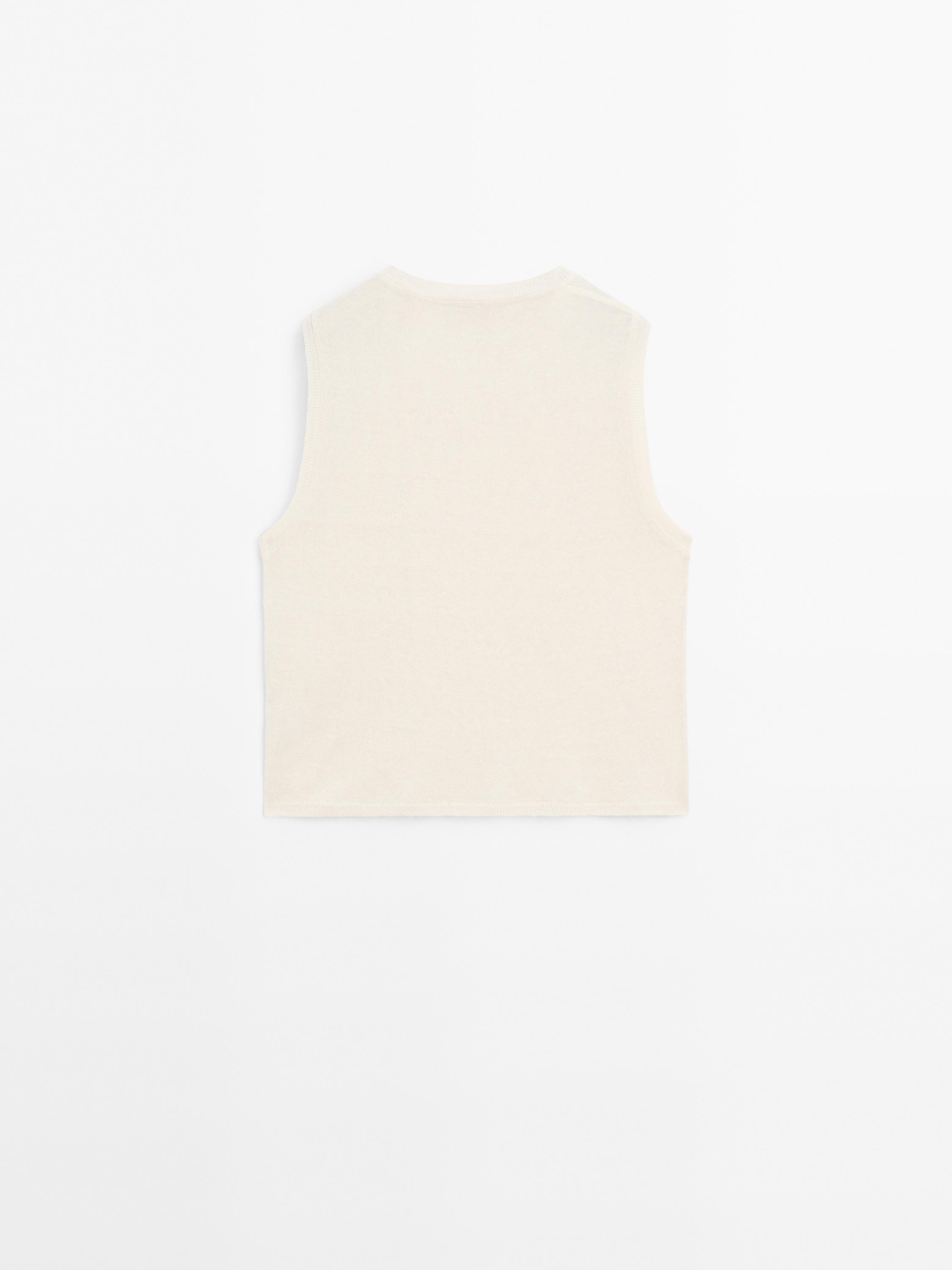 Sleeveless top in flowing fabric