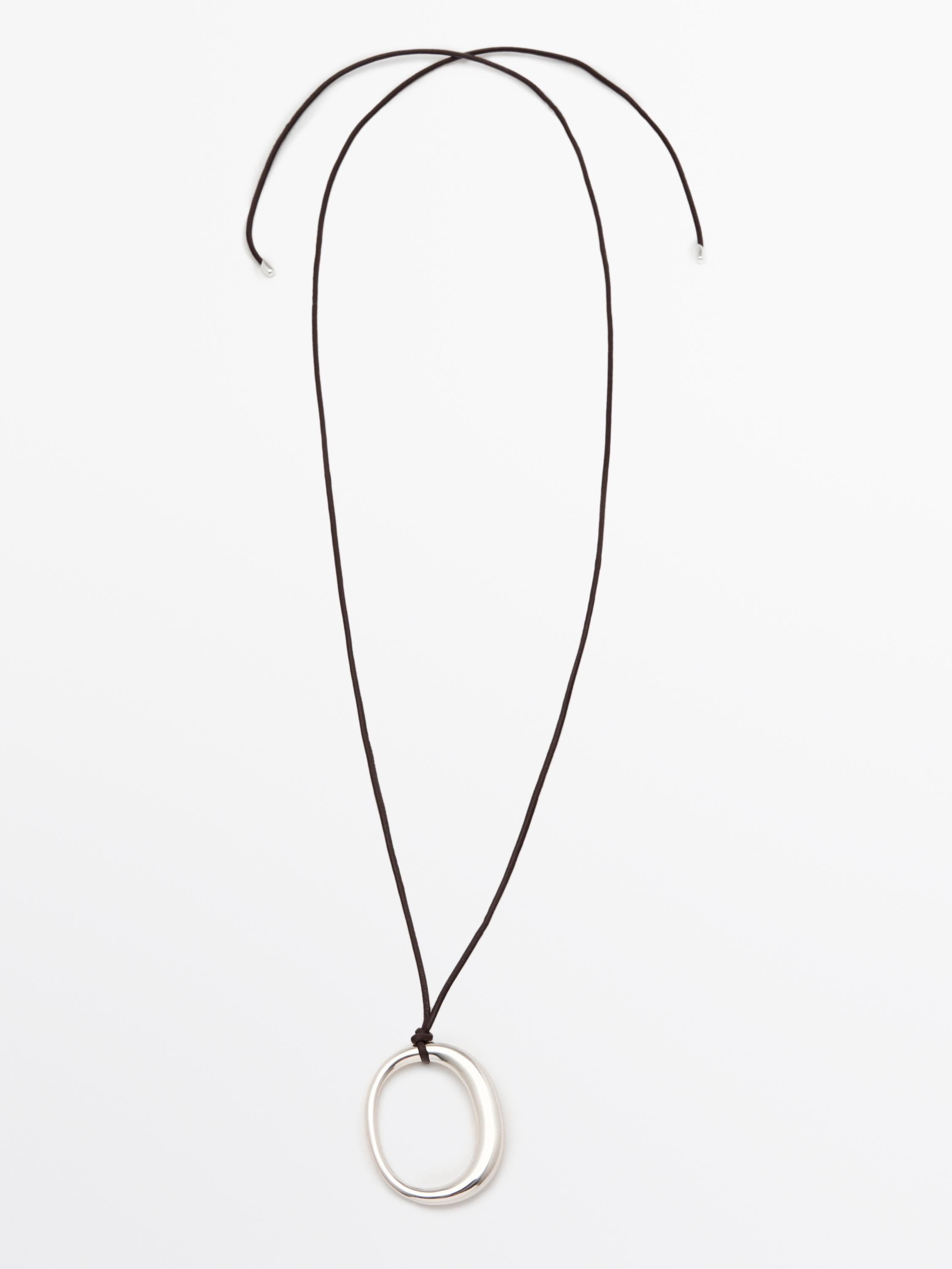 Colar de cordão de pele com peça oval