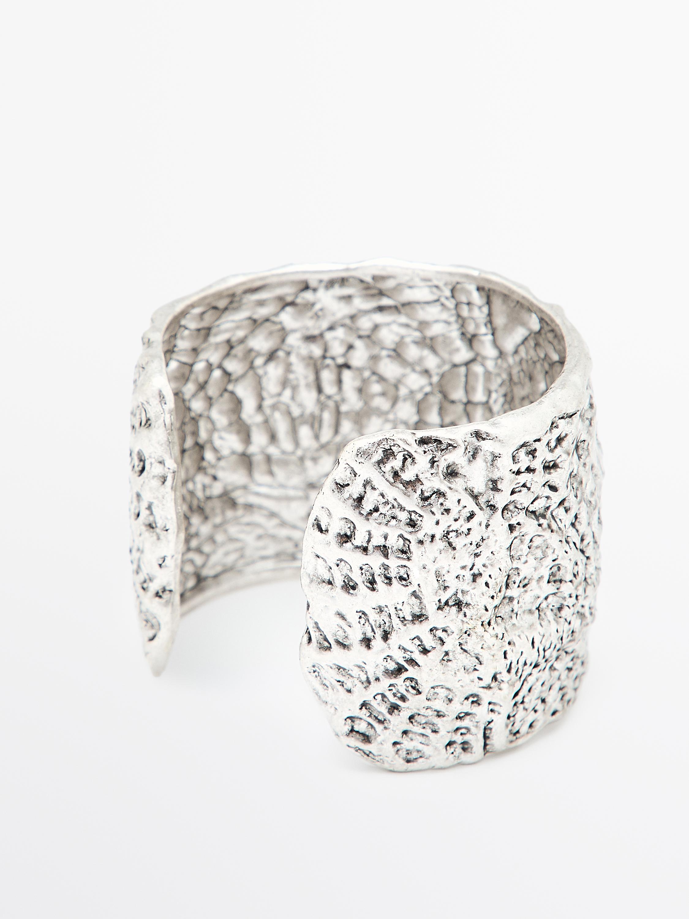 Brazalete metálico con textura