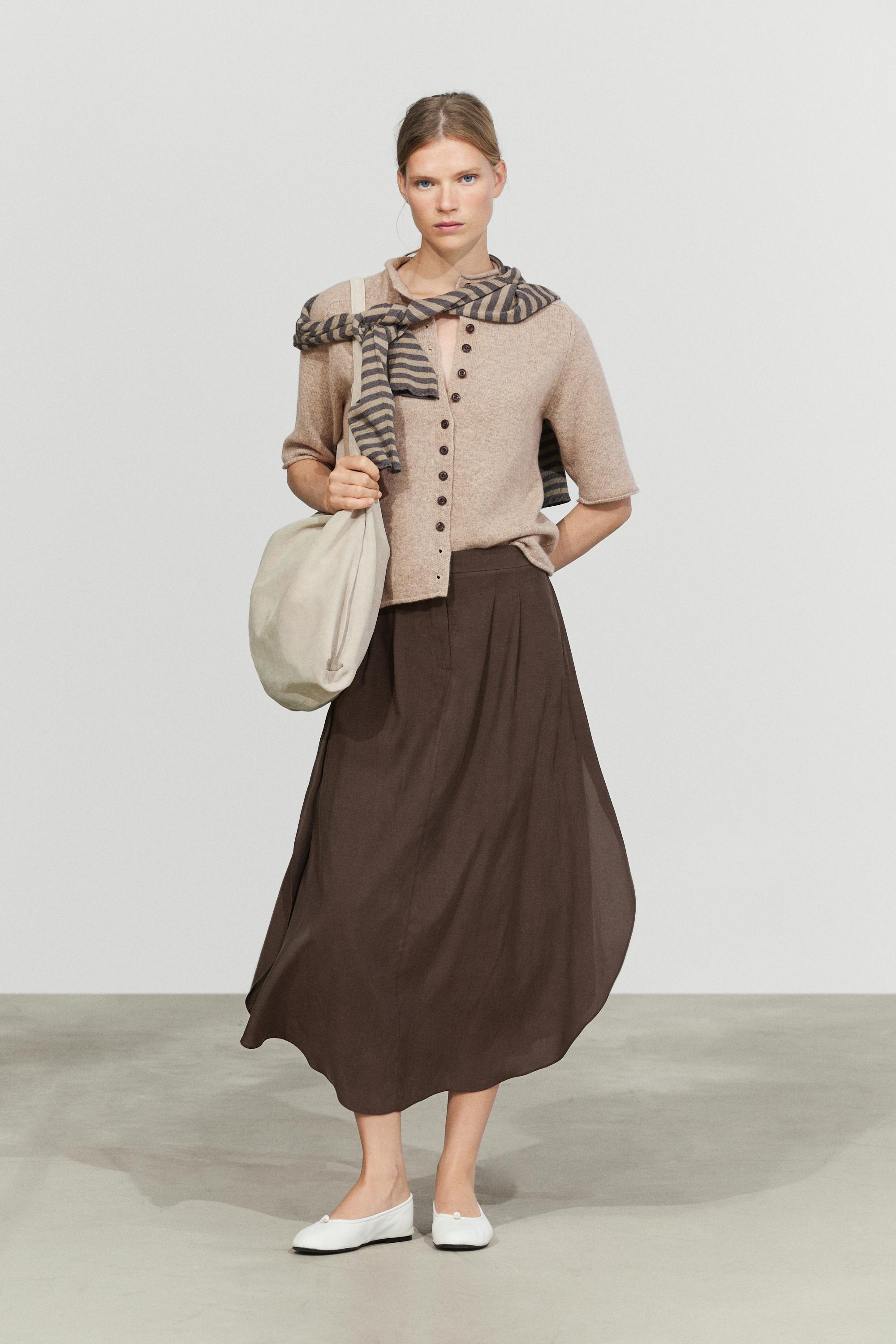 Falda midi fluida detalle tablas