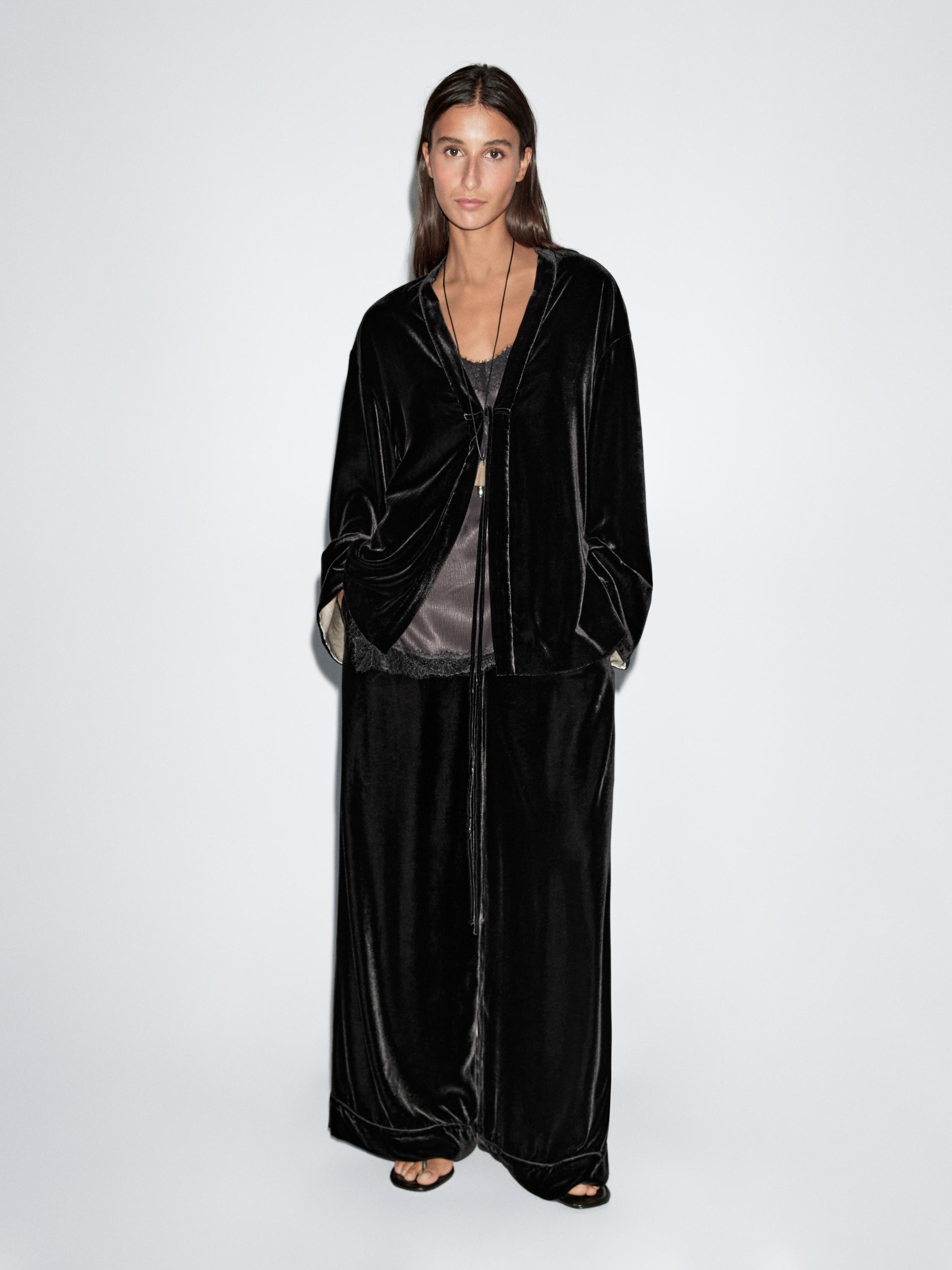 Velvet kimono with contrast detail