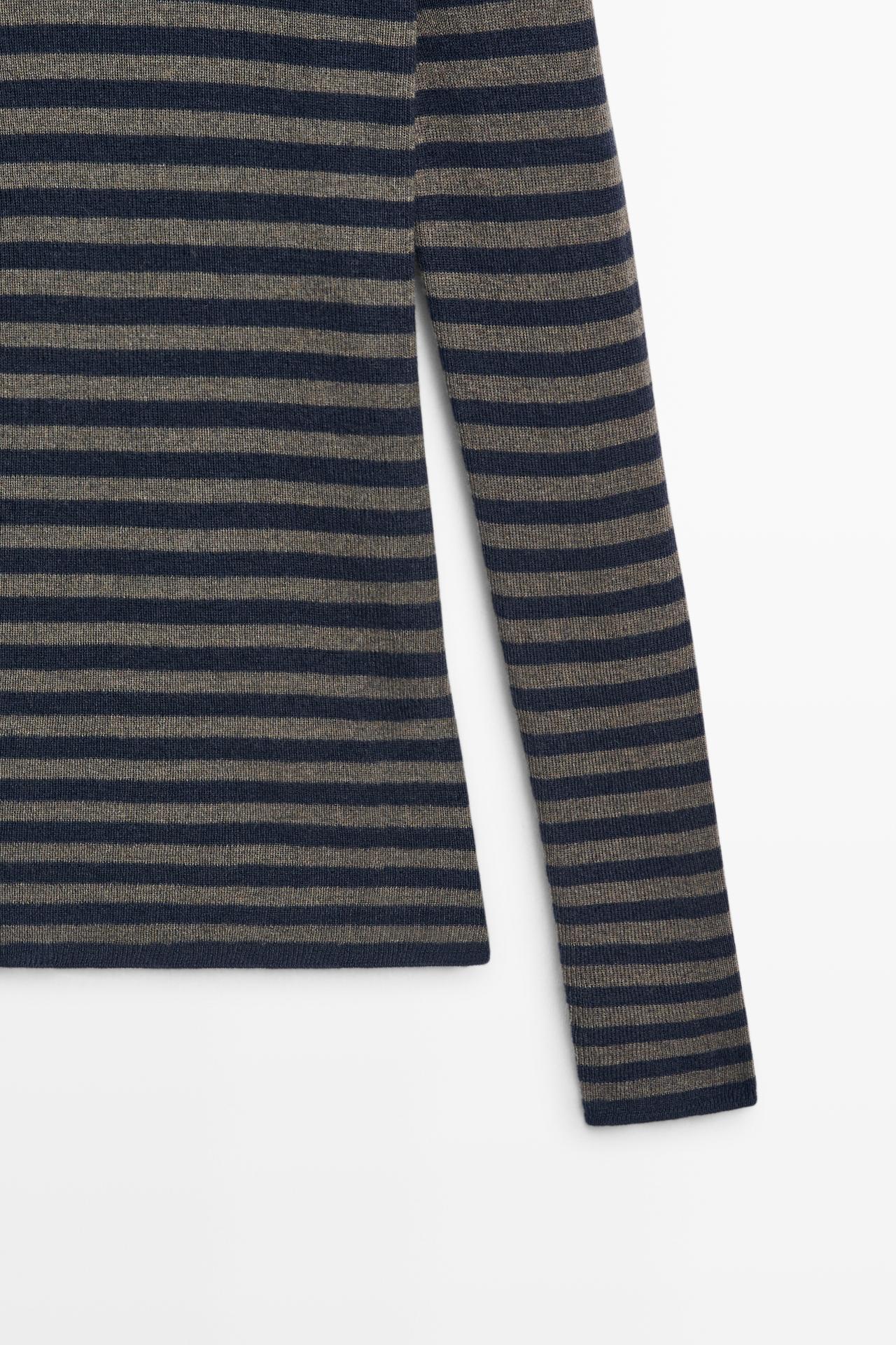 Striped turtleneck knit sweater — NAVY BLUE