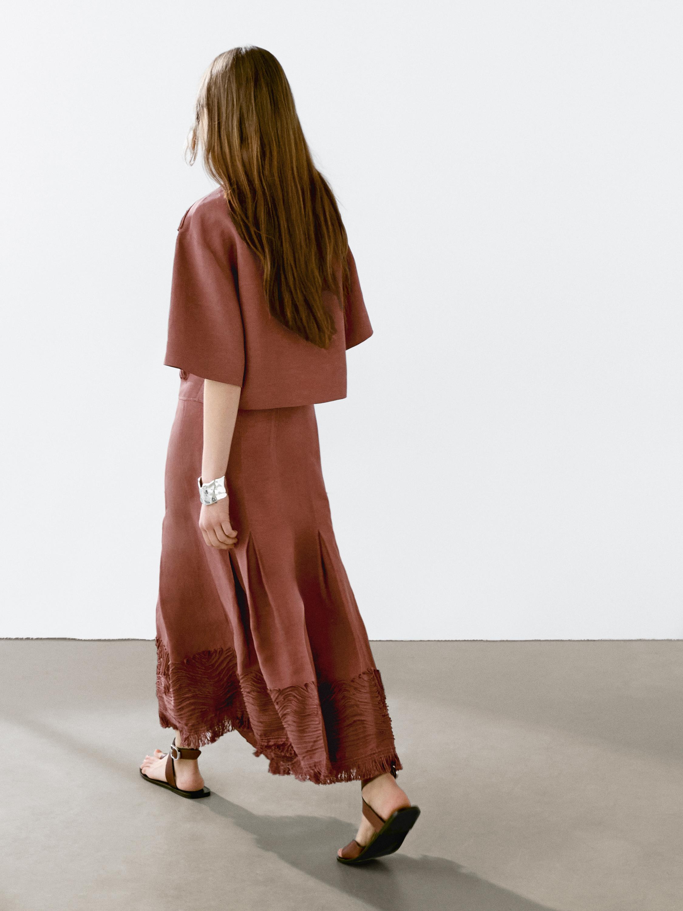 توب فضفاض بتفصيل مطرز