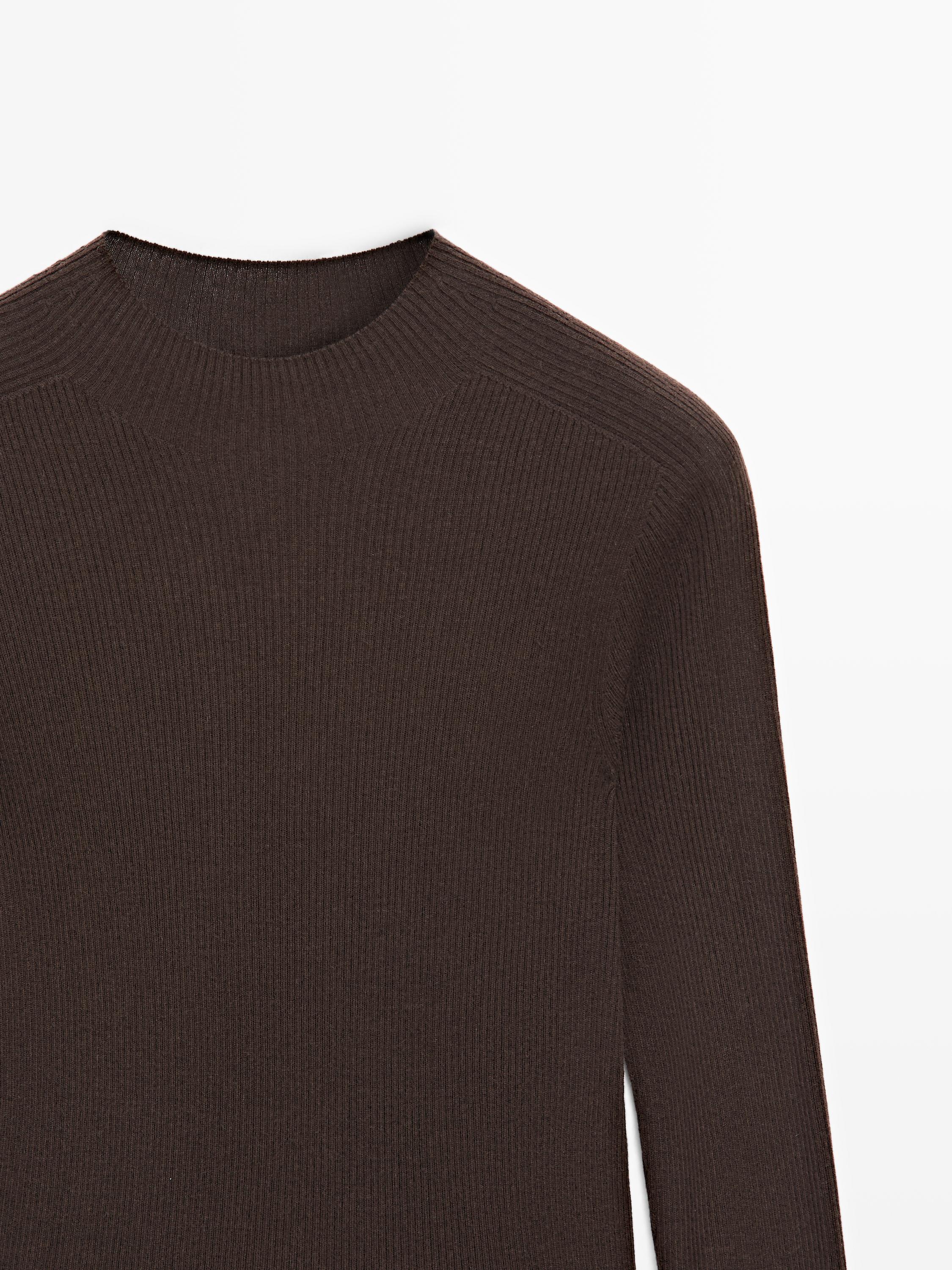 Ribbed knit mock turtleneck sweater — BROWN