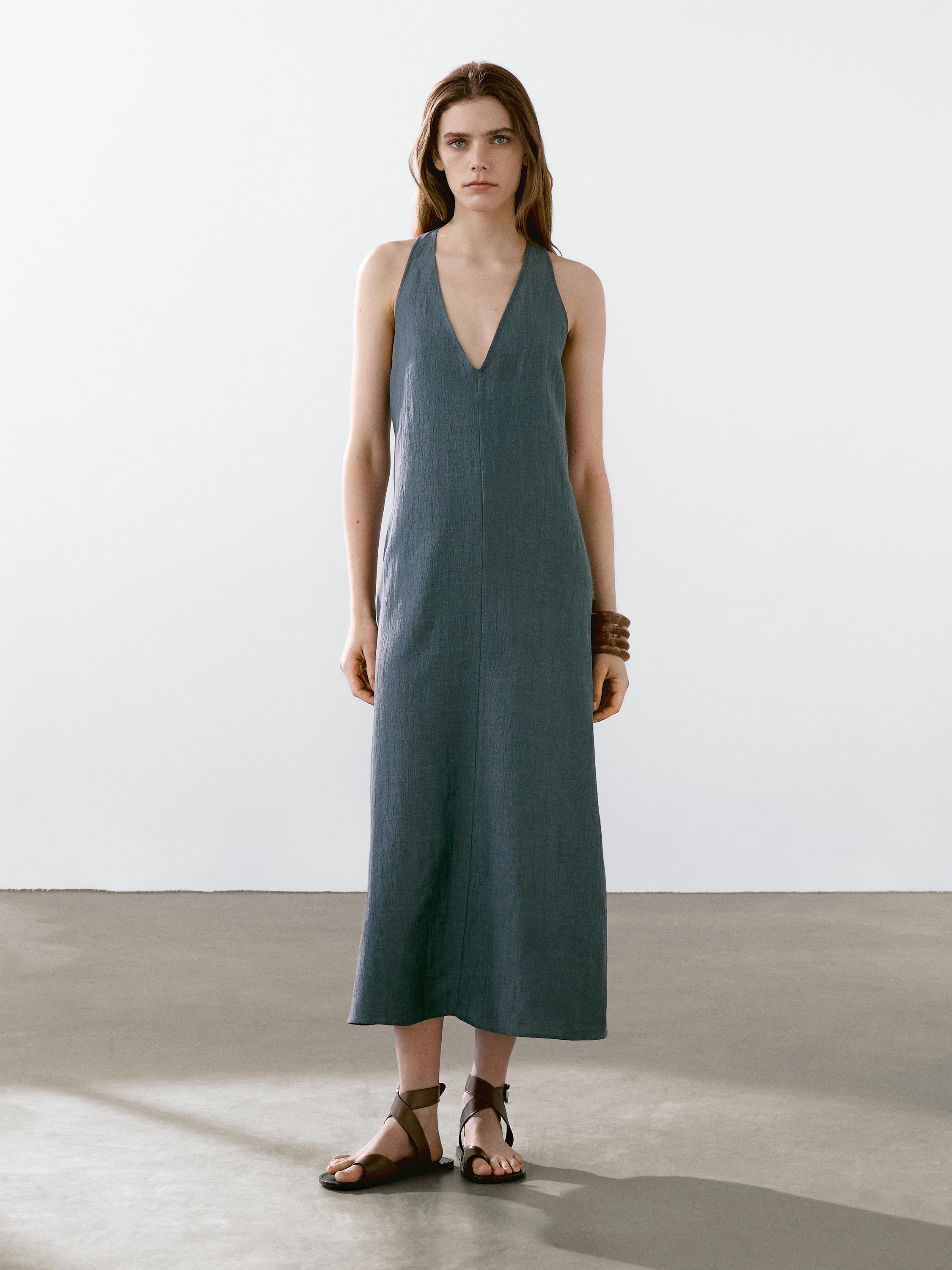 فستان من الكتان المخلوط بتفصيل على الظهر