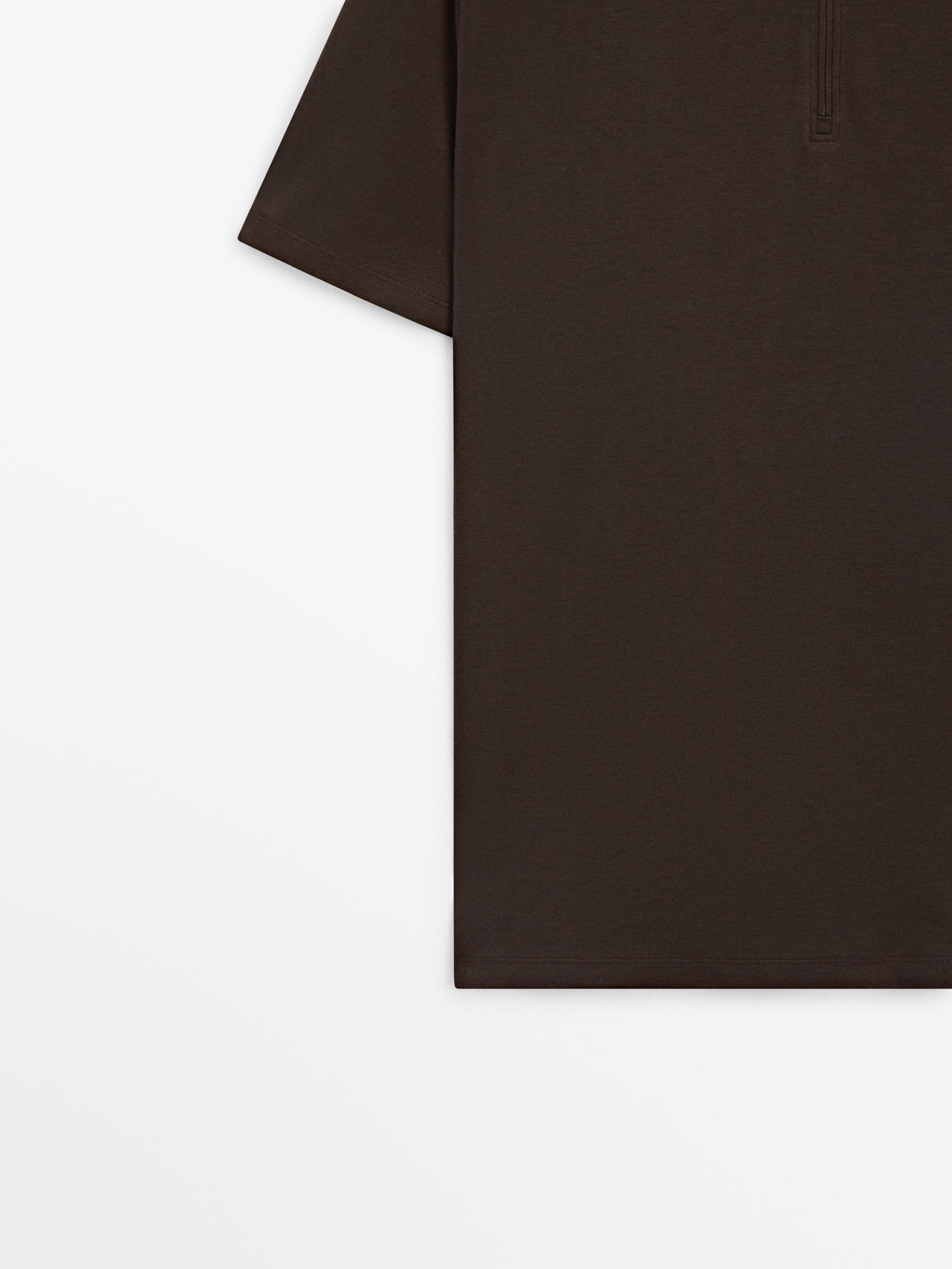 Short sleeve polo shirt with zip detail — Chocolate