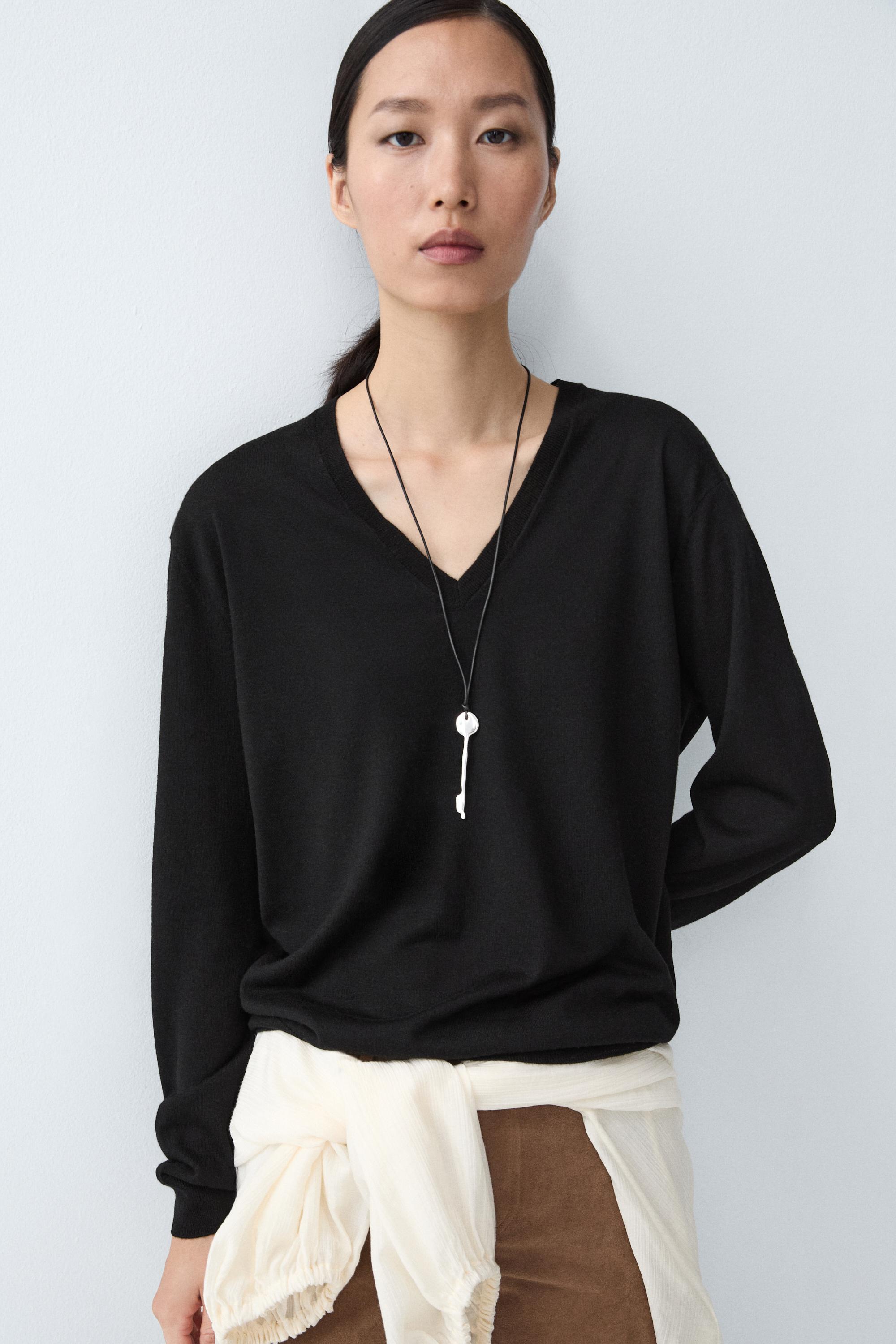 V-neck knit sweater — BLACK