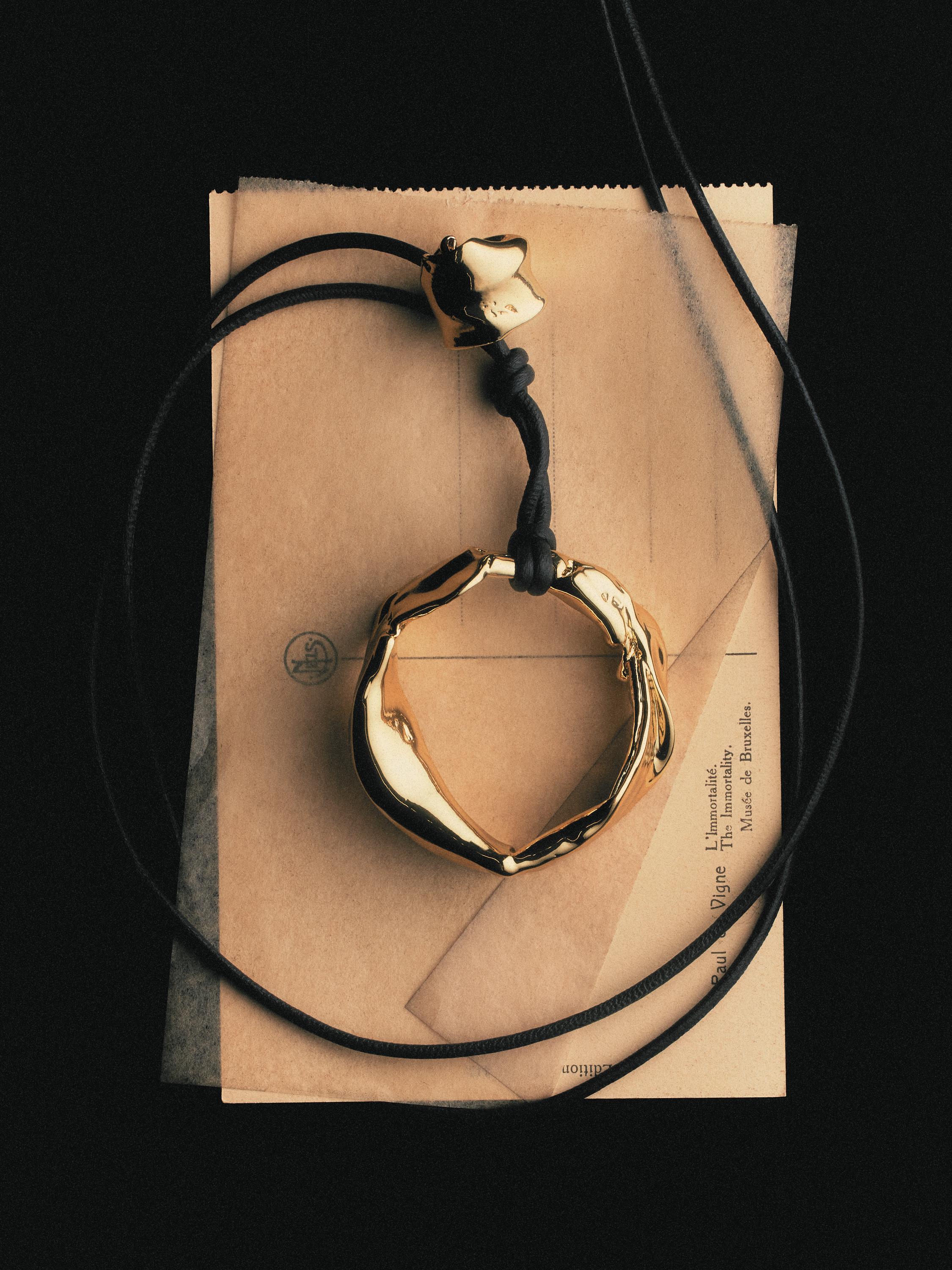 Кожаное ожерелье с асимметричной подвеской