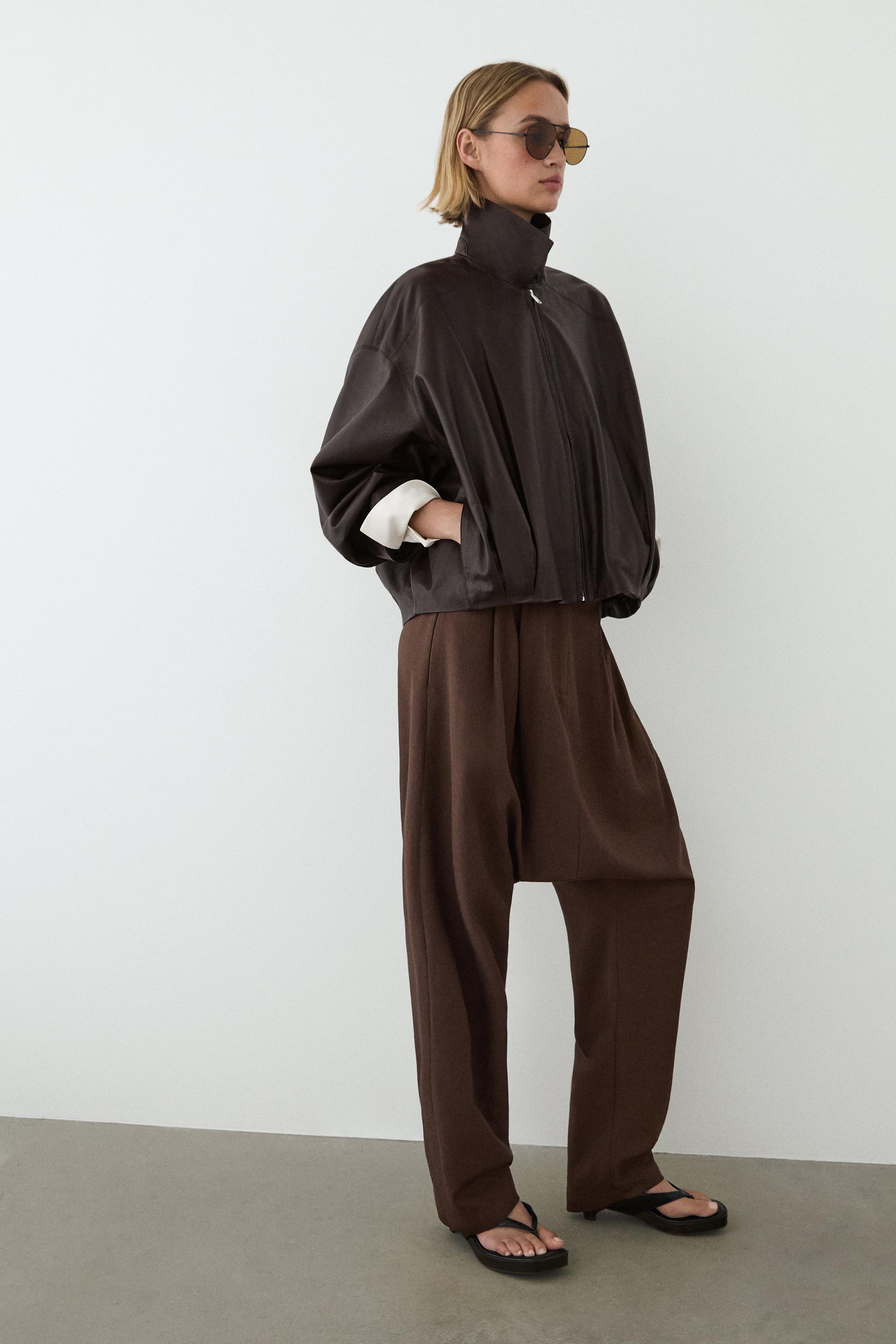 Baggy trousers with pleated details — BROWN