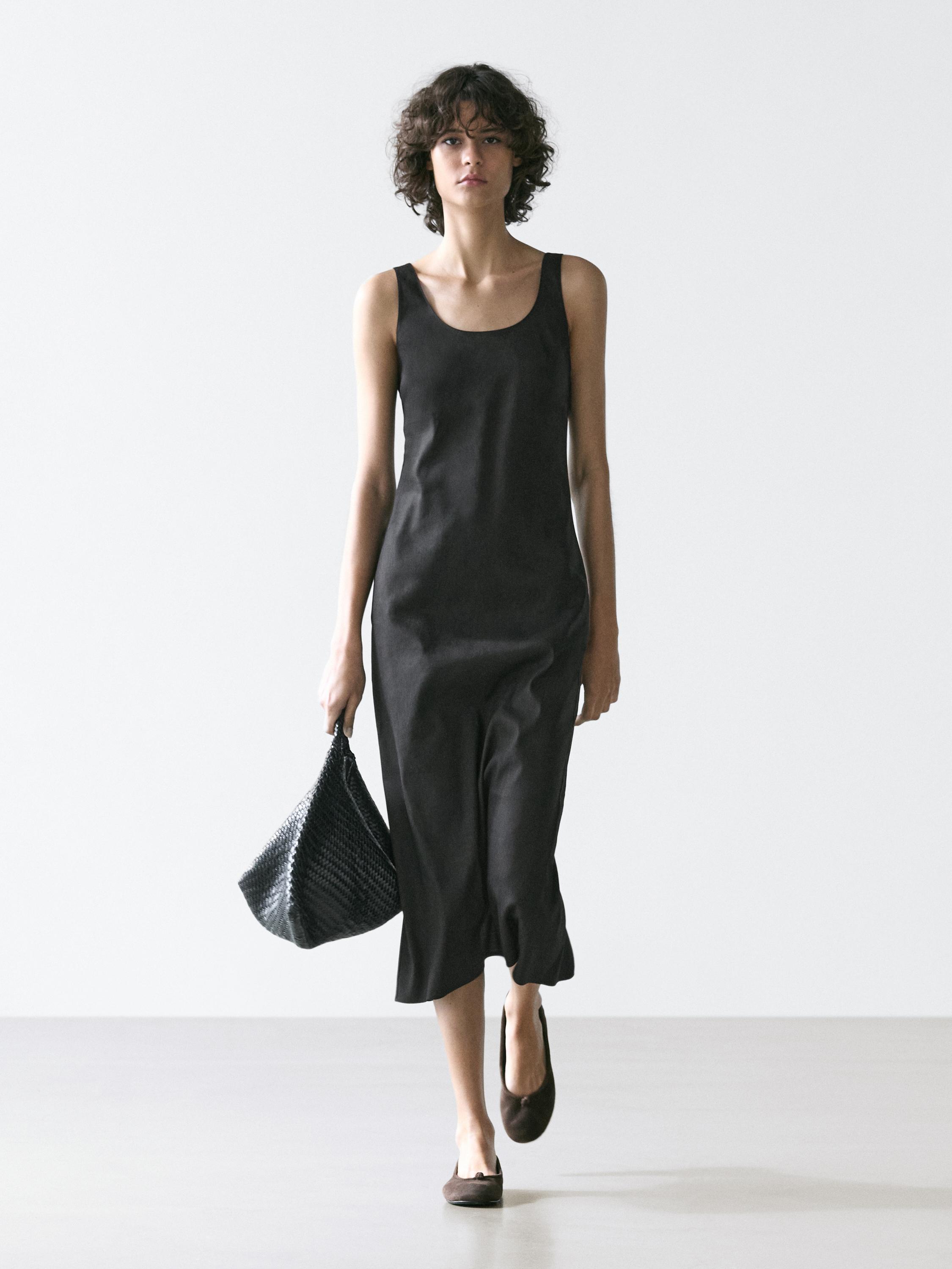 Ärmelloses schwarzes Kleidungsset mit Rundhalsausschnitt und Midilänge.