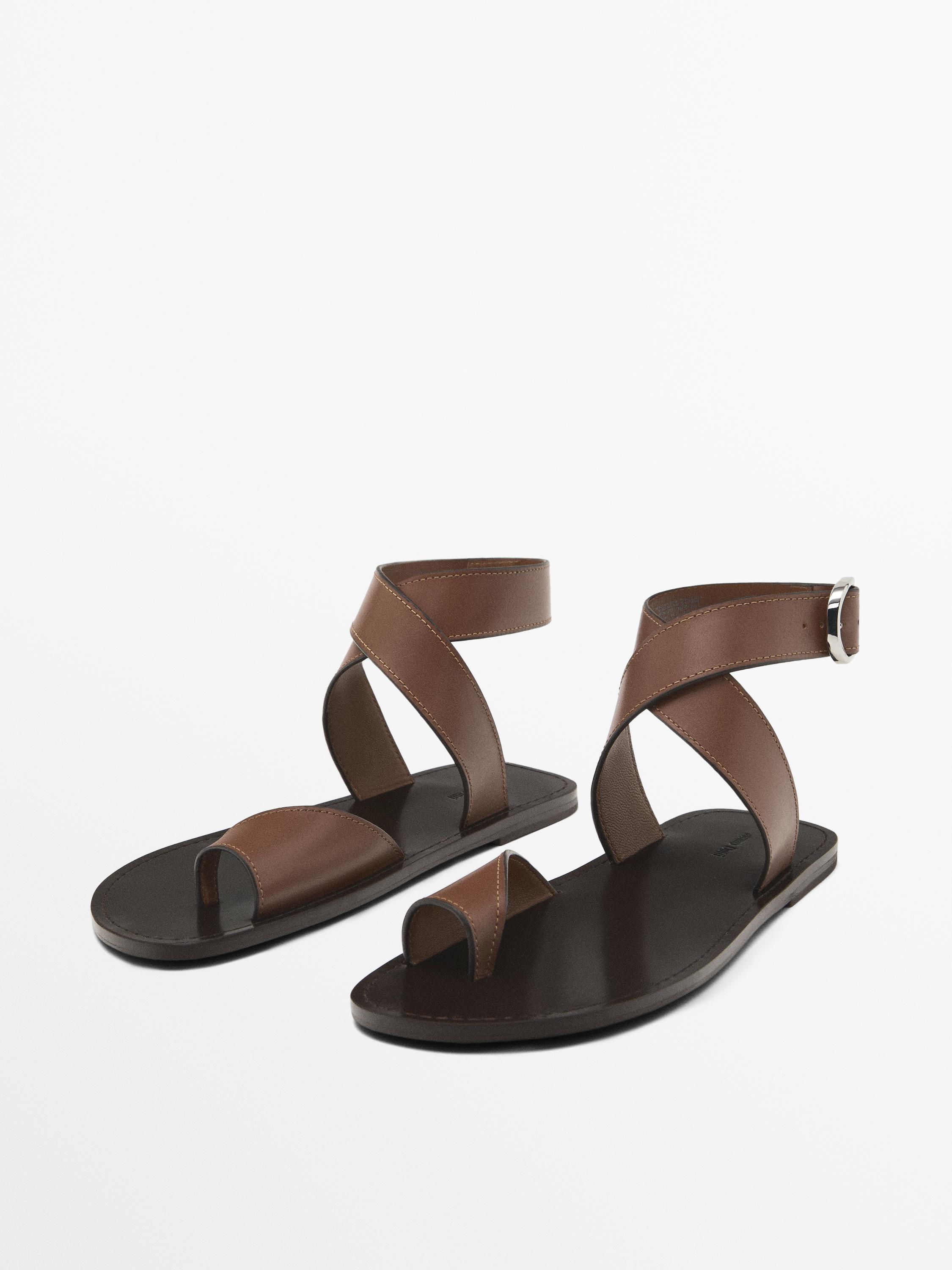Crossover sandals with toe divider