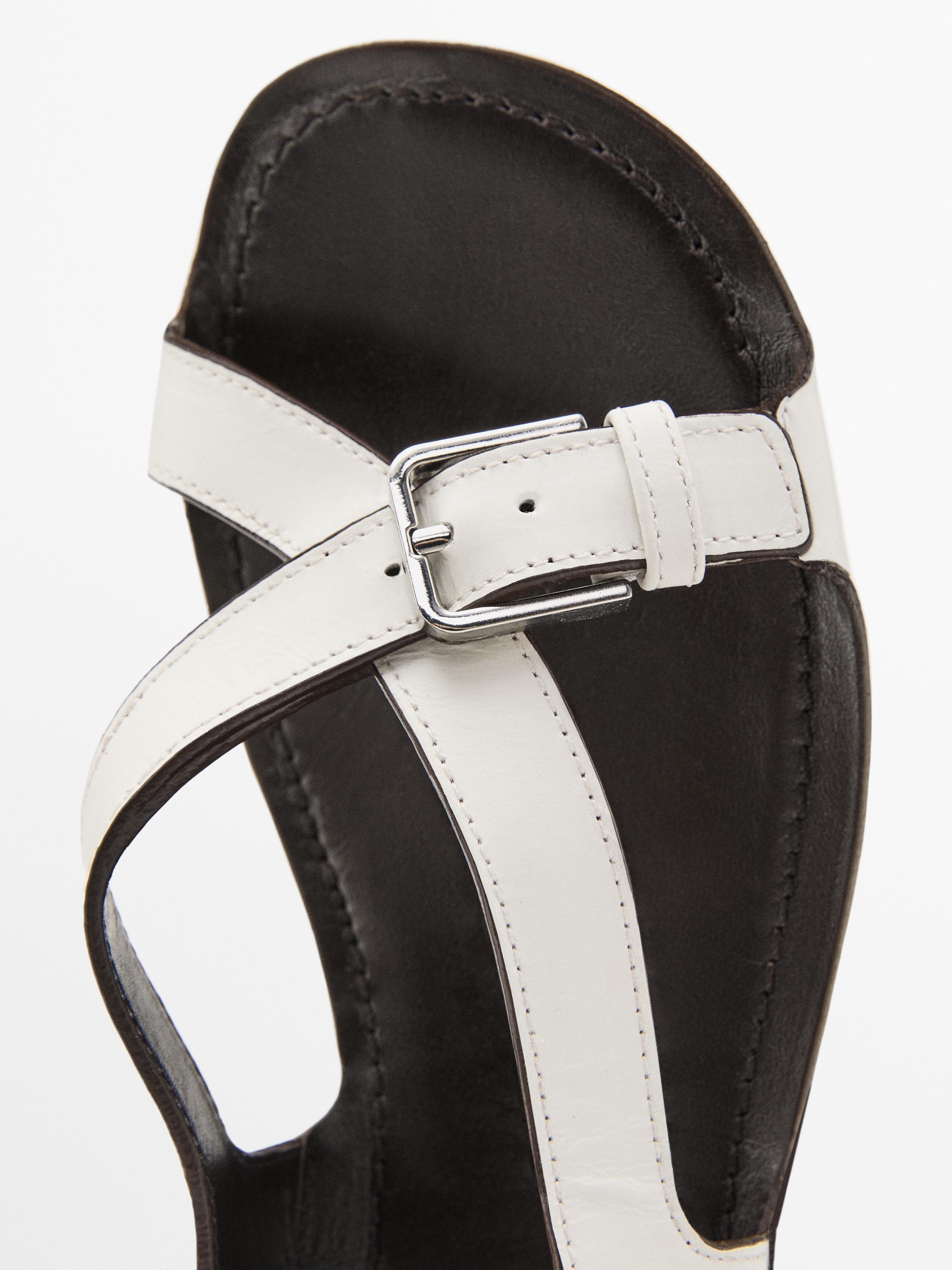 Flat leather sandals with buckles
