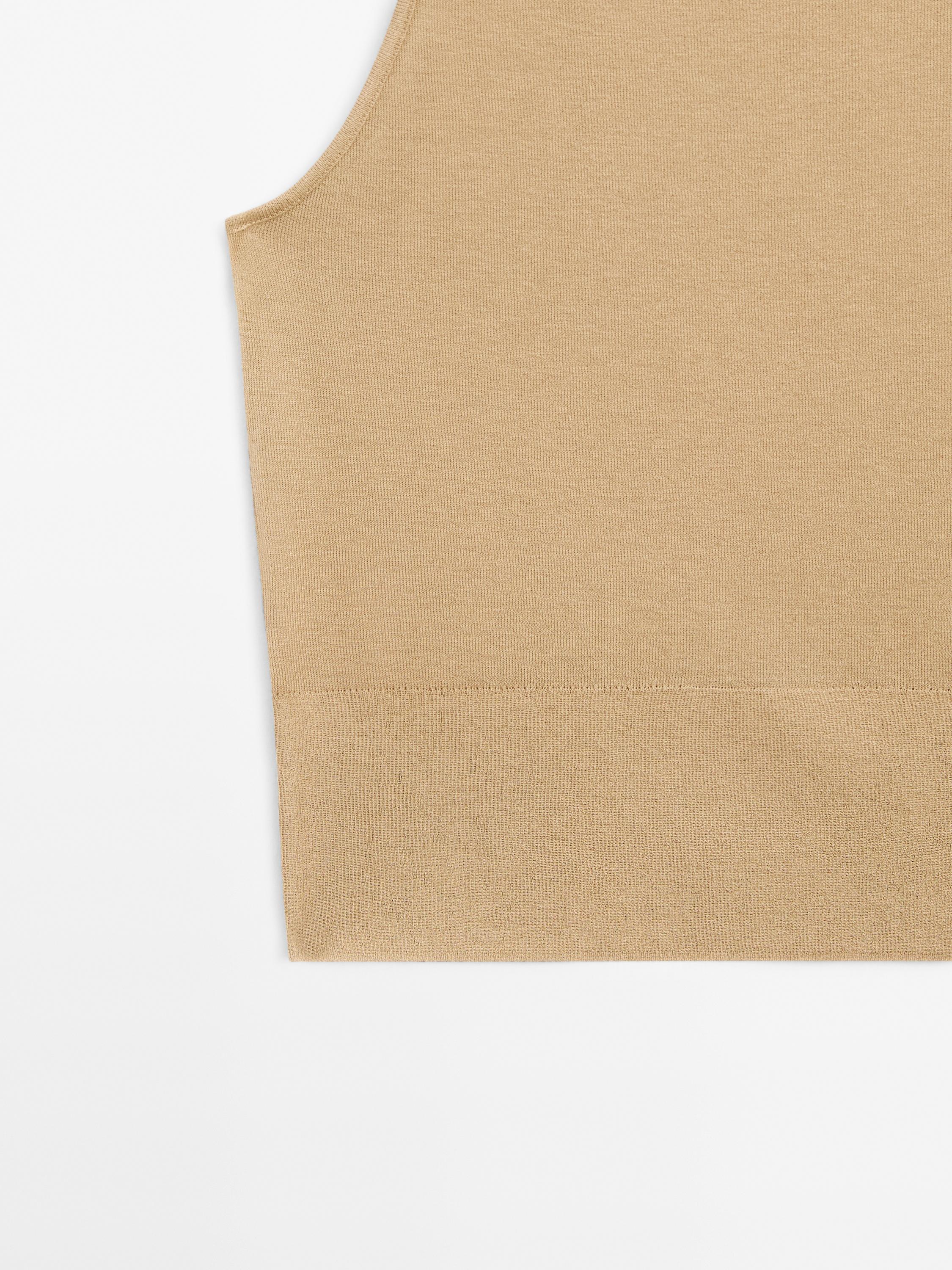 Top semitrasparente con collo rotondo