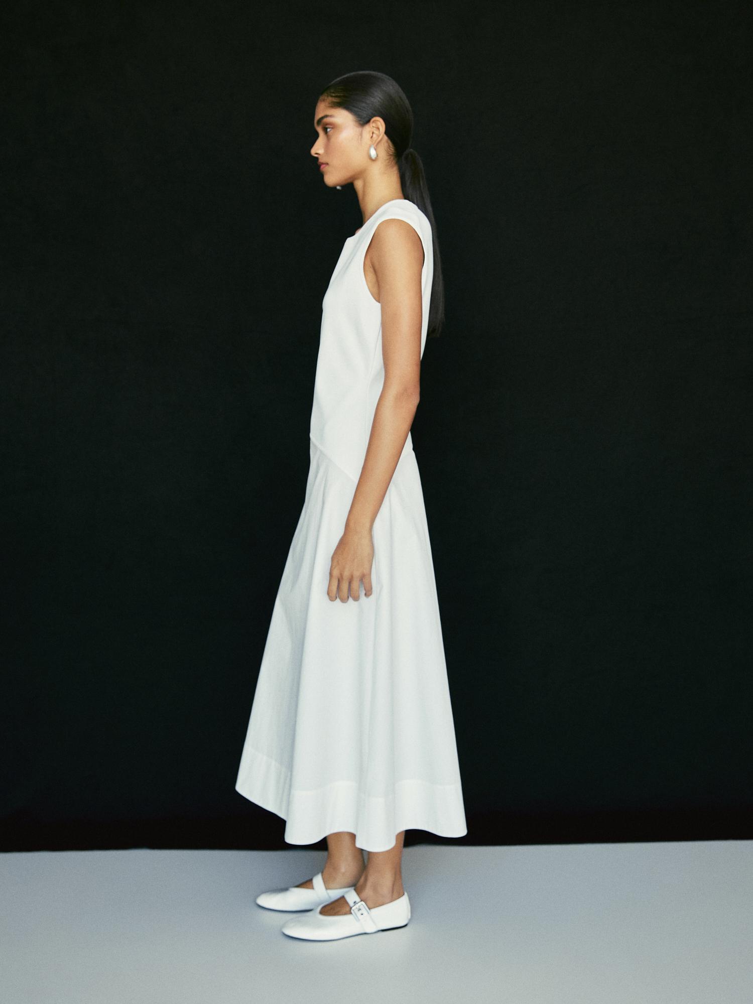 Long sleeveless contrast dress
