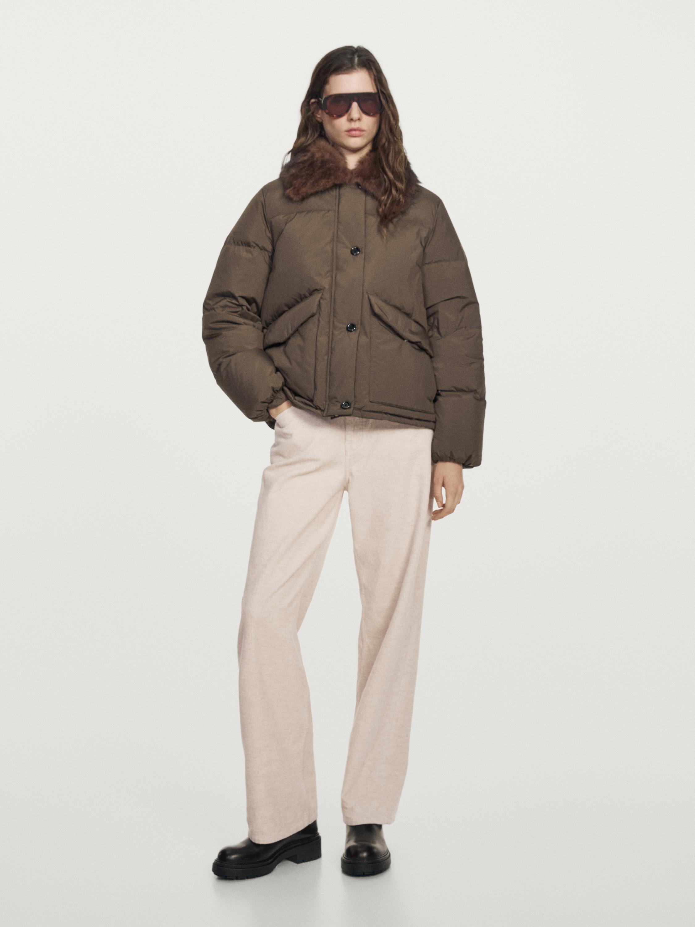 Short water-repellent down jacket with faux fur collar