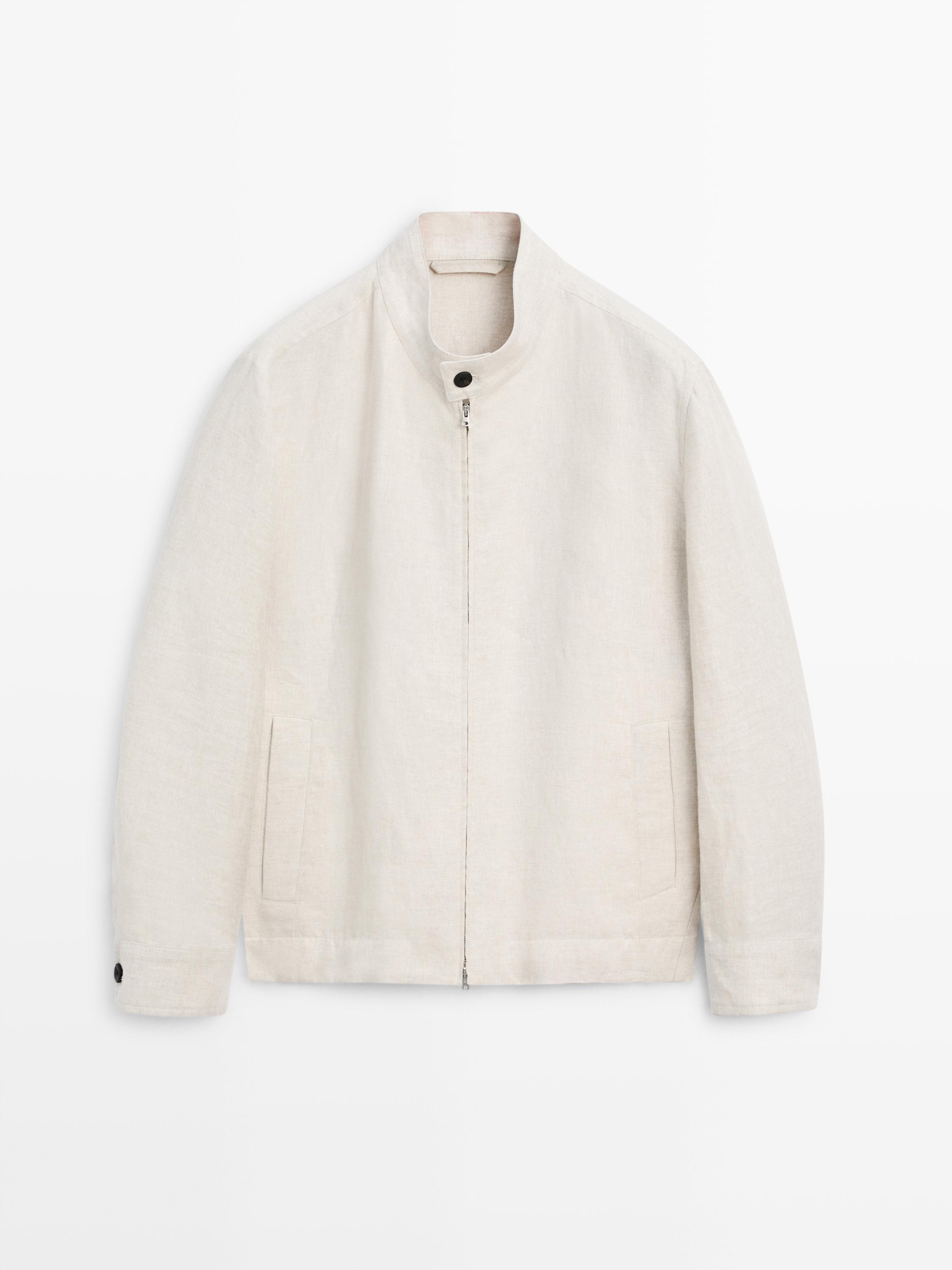 Vista frontal de sobrecamisa beige con cierre central, cuello alto y bolsillos laterales.