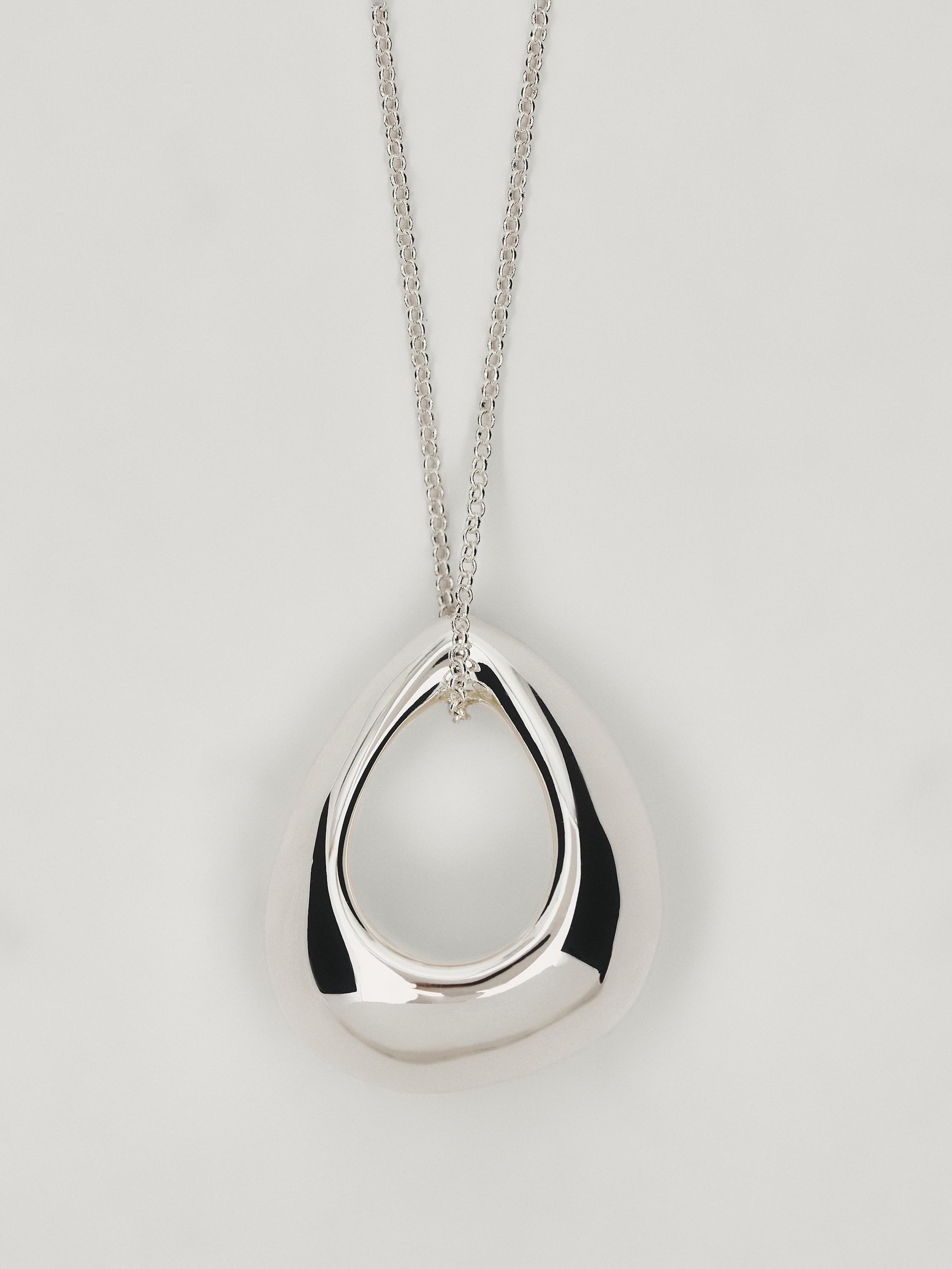 Necklace with oval pendant