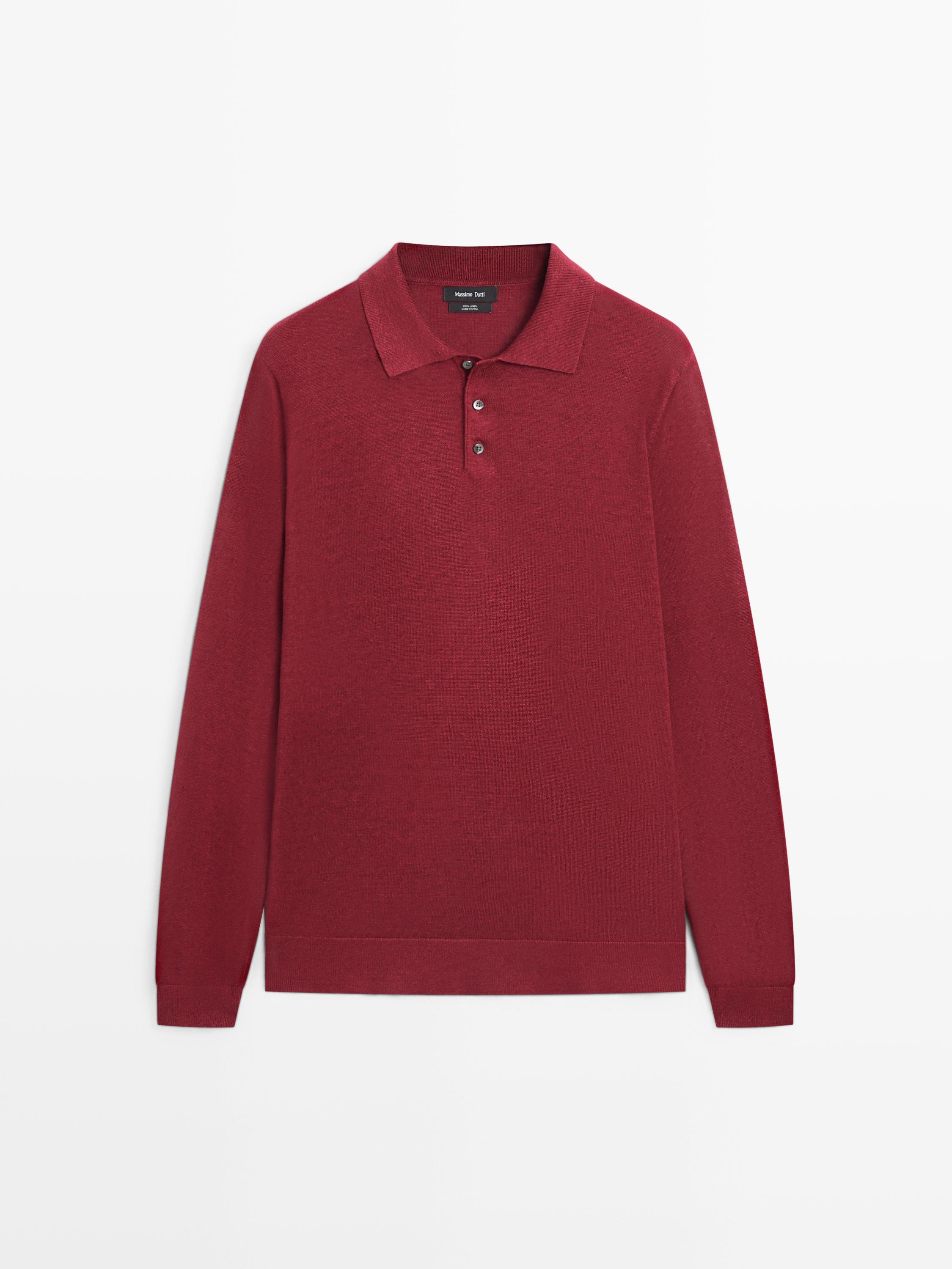 Vooraanzicht van bordeauxrode trui met polokraag en sluiting met drie knopen. Lange mouwen en rechte pasvorm.