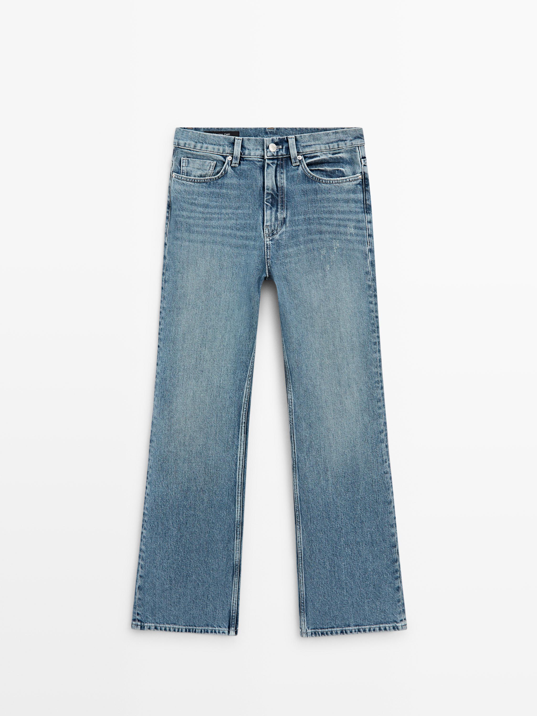 Vorderansicht von hellblauen Bootcut-Jeans mit hoher Taille, mit Vorder- und Gesäßtaschen, Knopf- und Reißverschluss.