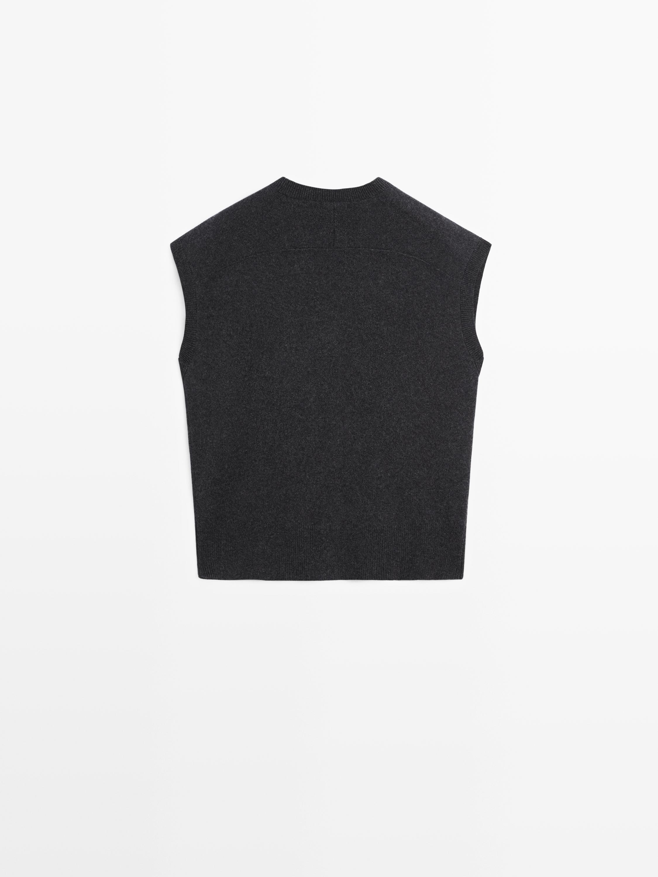 Knit vest with golden buttons