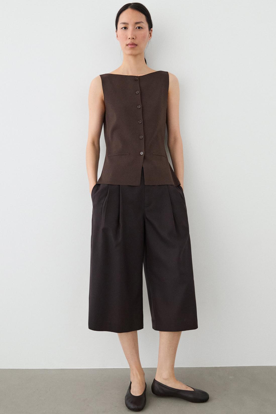 Knit vest with pocket details — BROWN