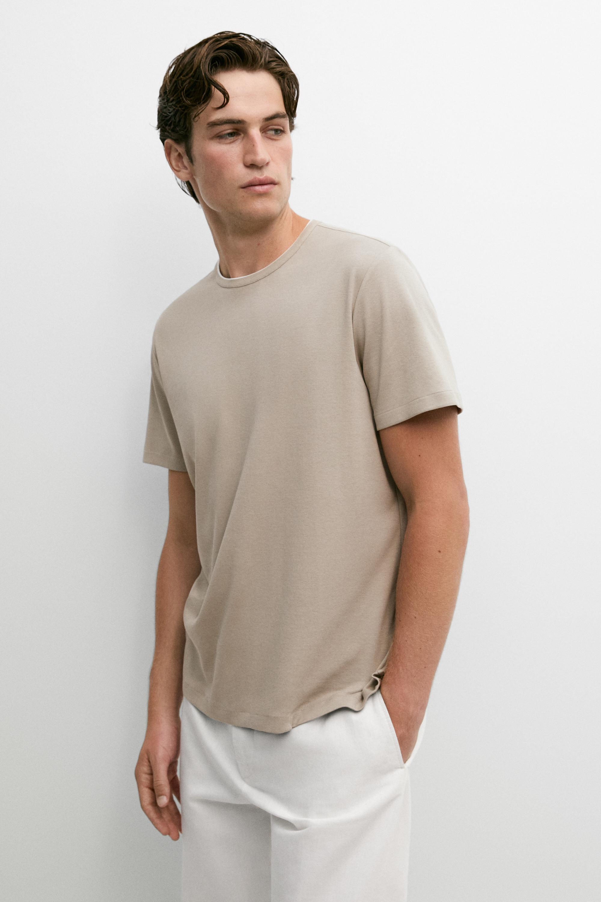 Camiseta detalle cuello contraste