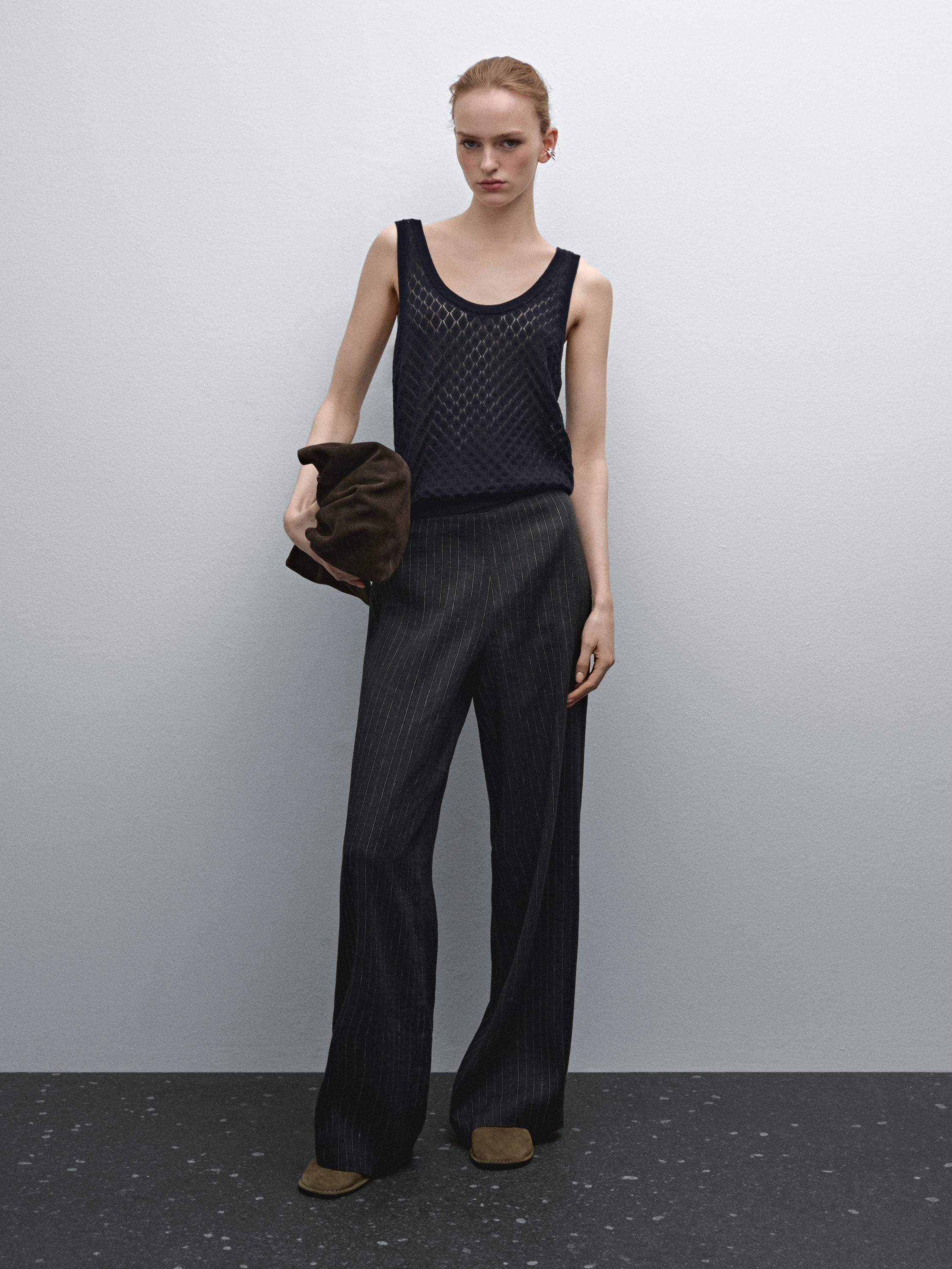 توب بحياكة مخرمة وحمالات