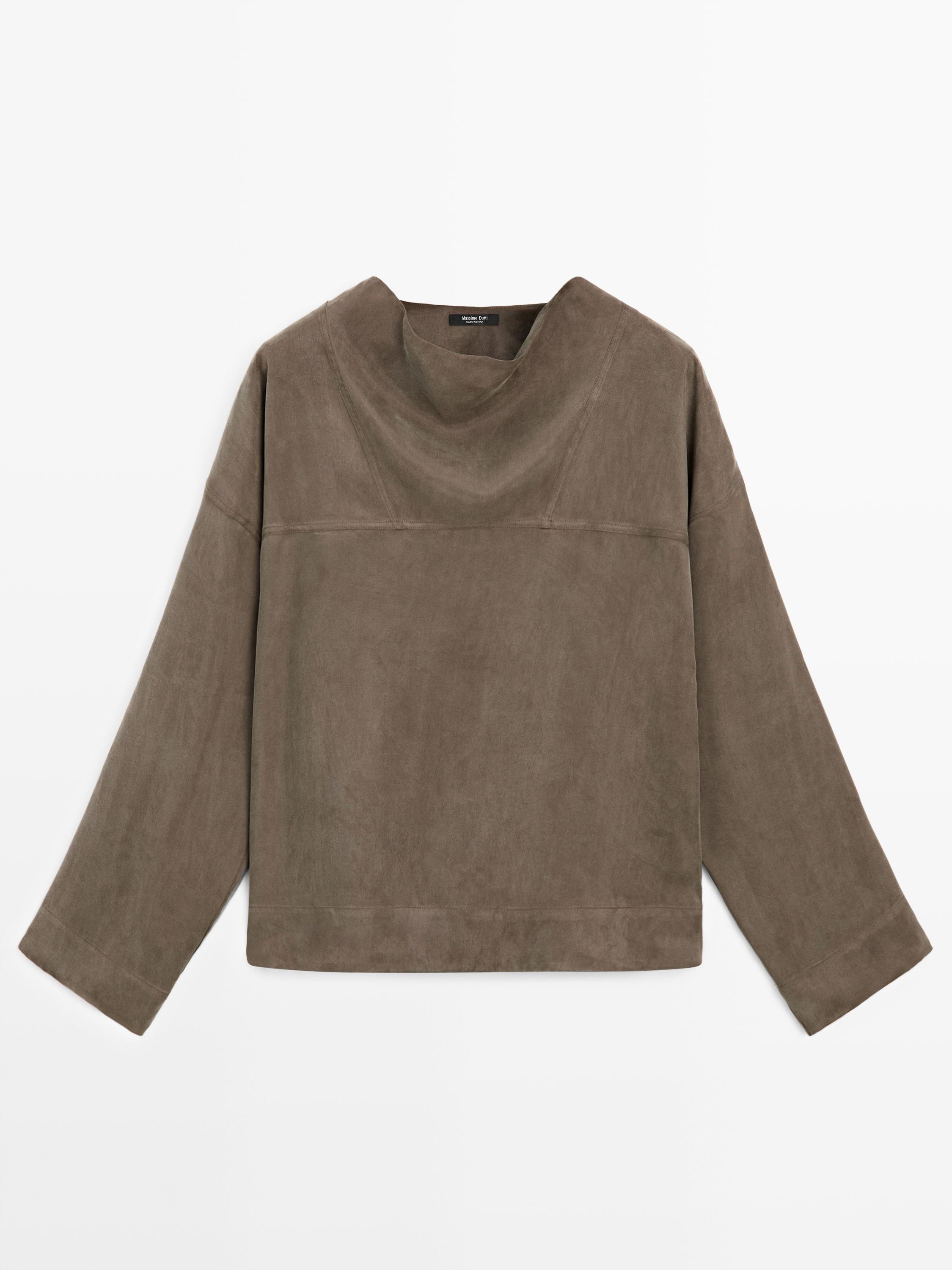 منظر أمامي لقميص بني بتفاصيل درابيه على الياقة وأكمام طويلة مستقيمة.