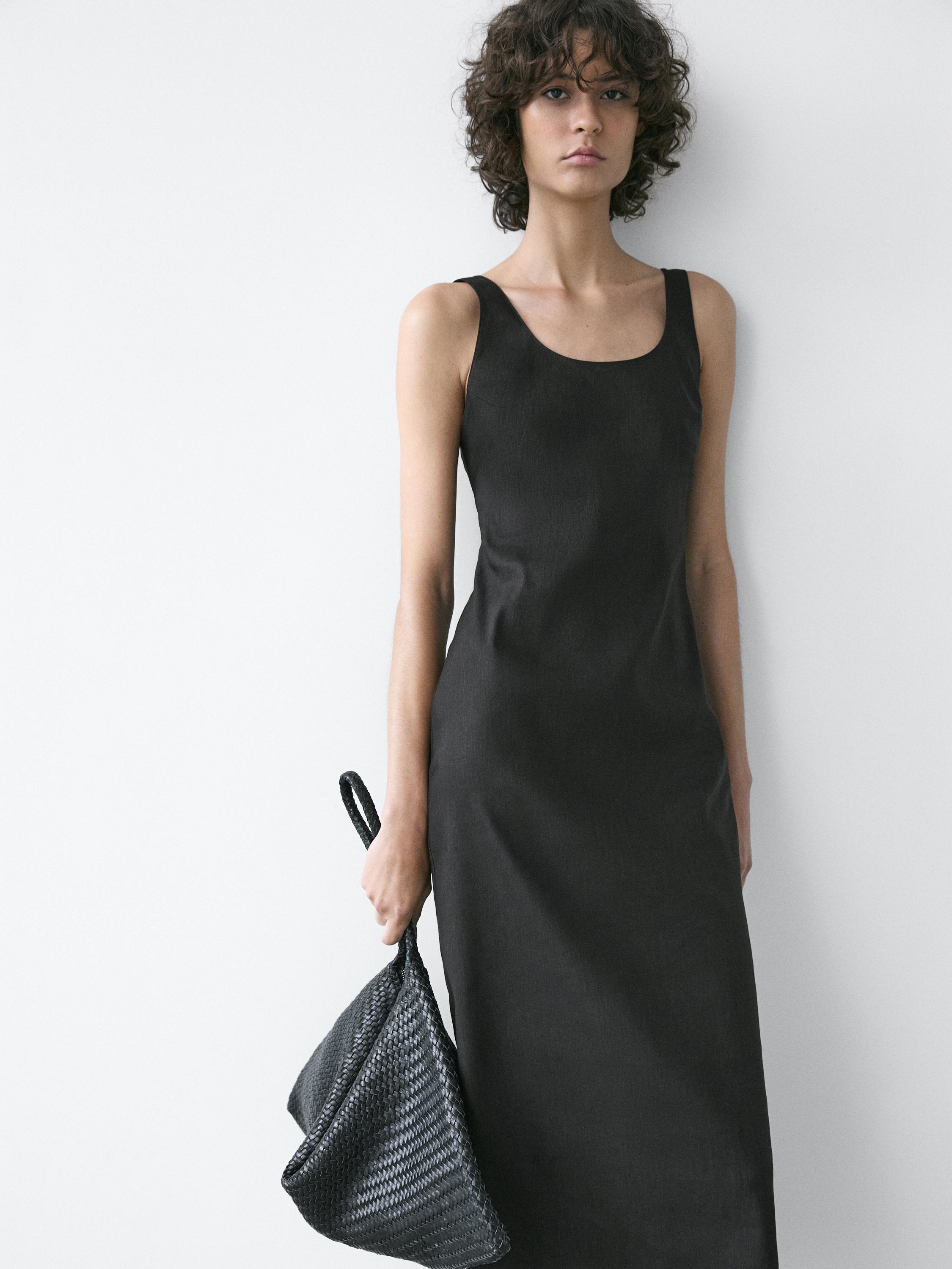 Set aus schwarzem Minikleid mit Rundhalsausschnitt und breiten Trägern.