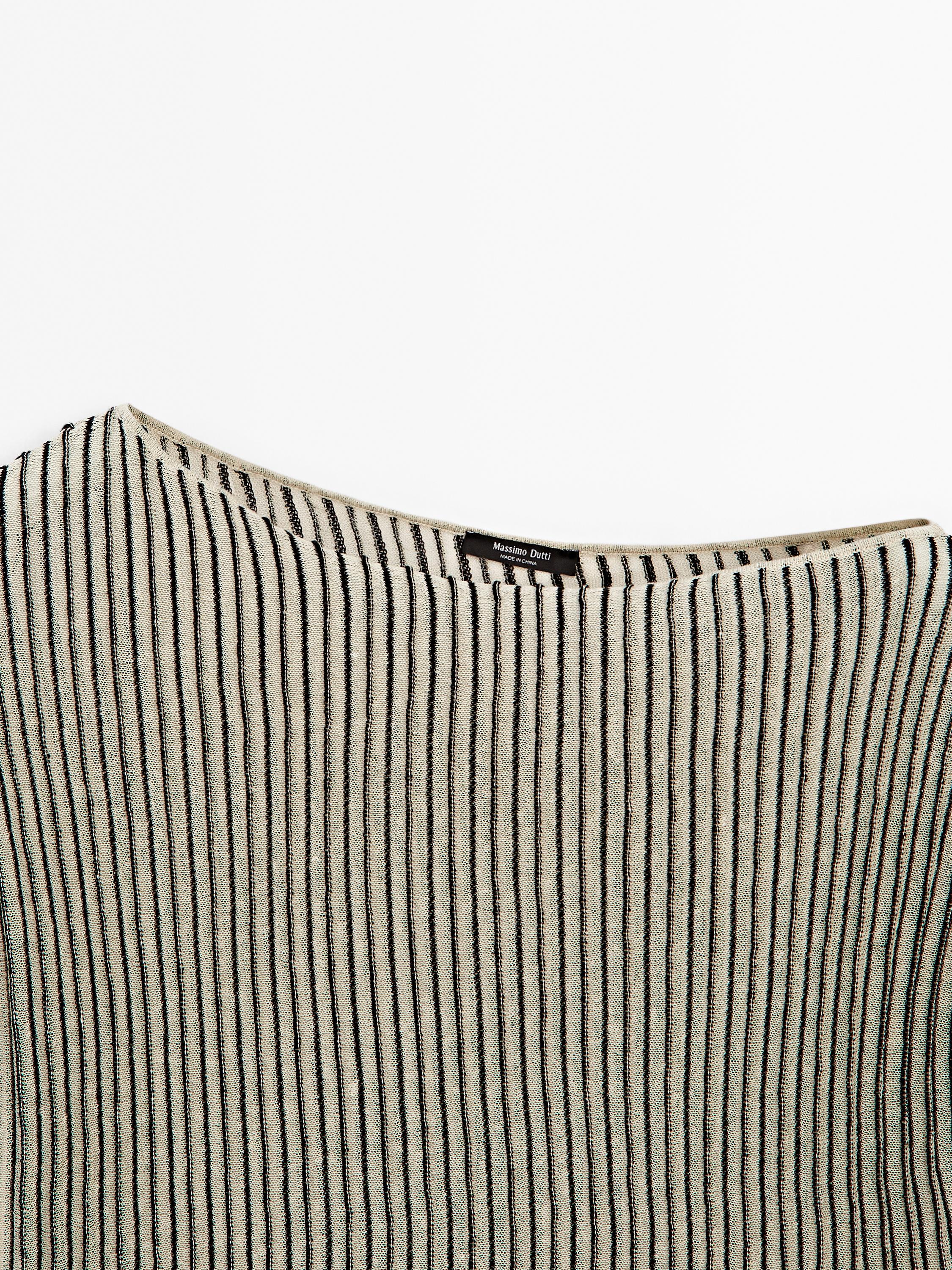 Loose-fitting pleated top with flecked detail