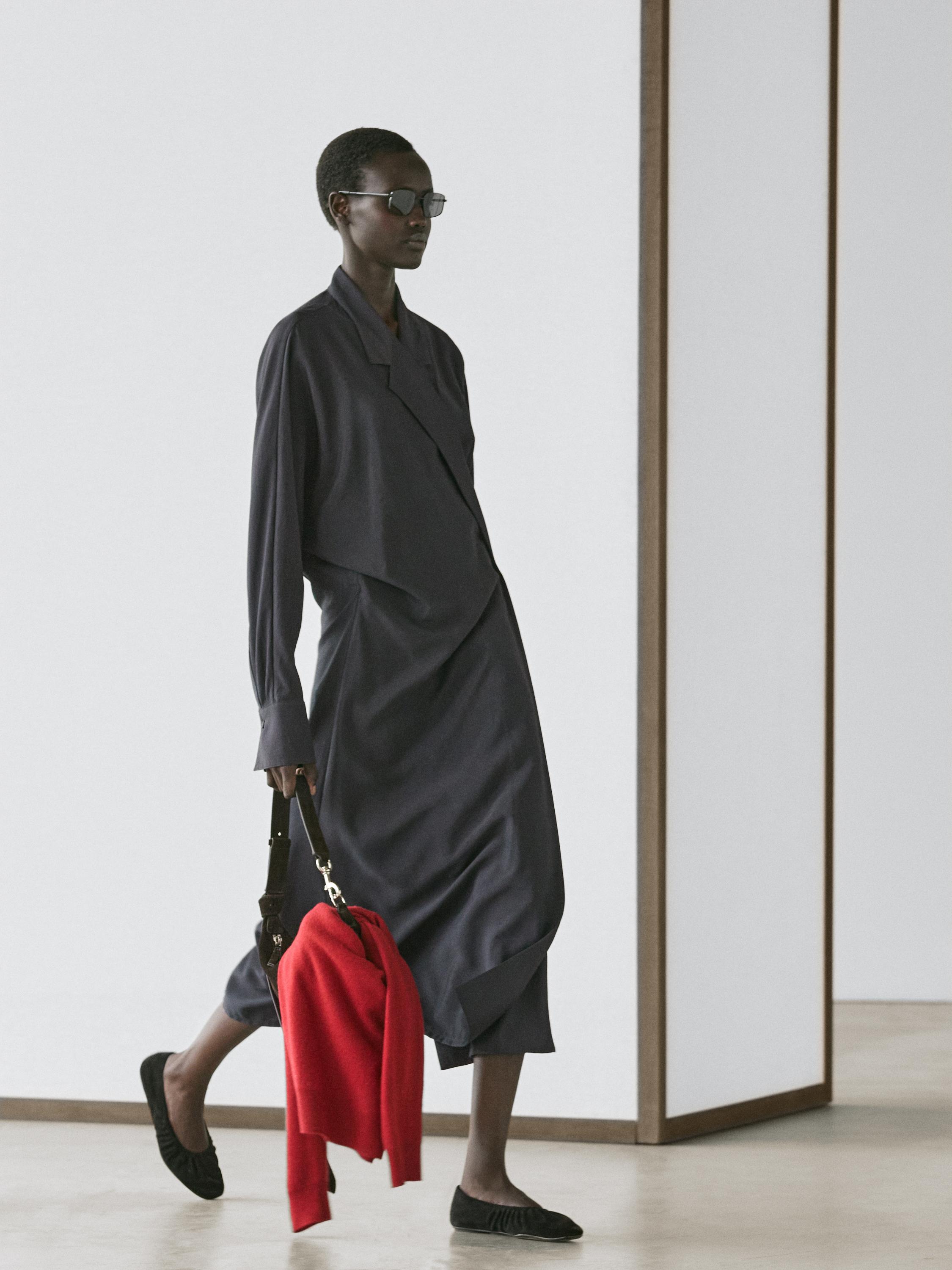 Миди фустан со драпиран детаљ