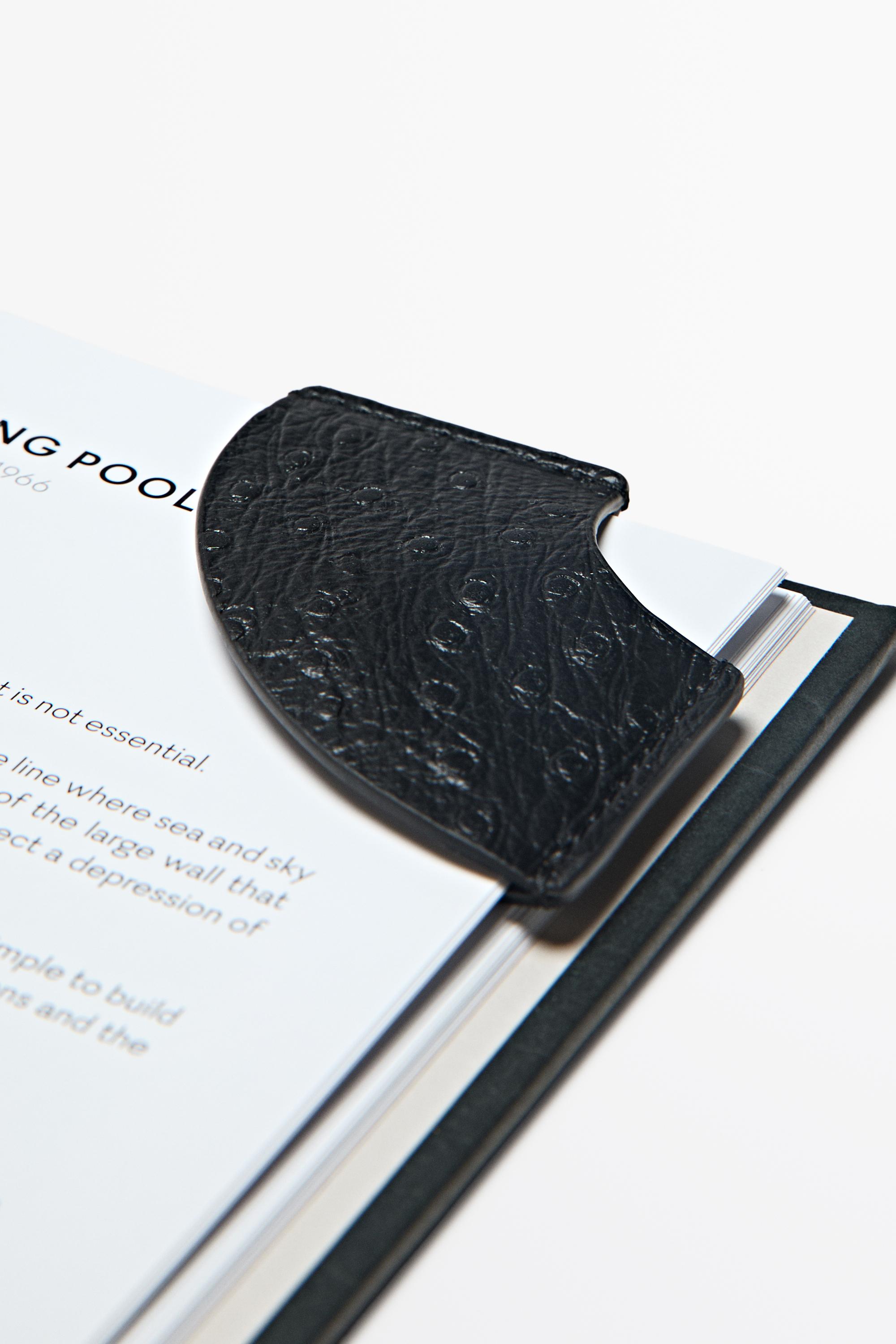 Textured leather bookmark — BLACK