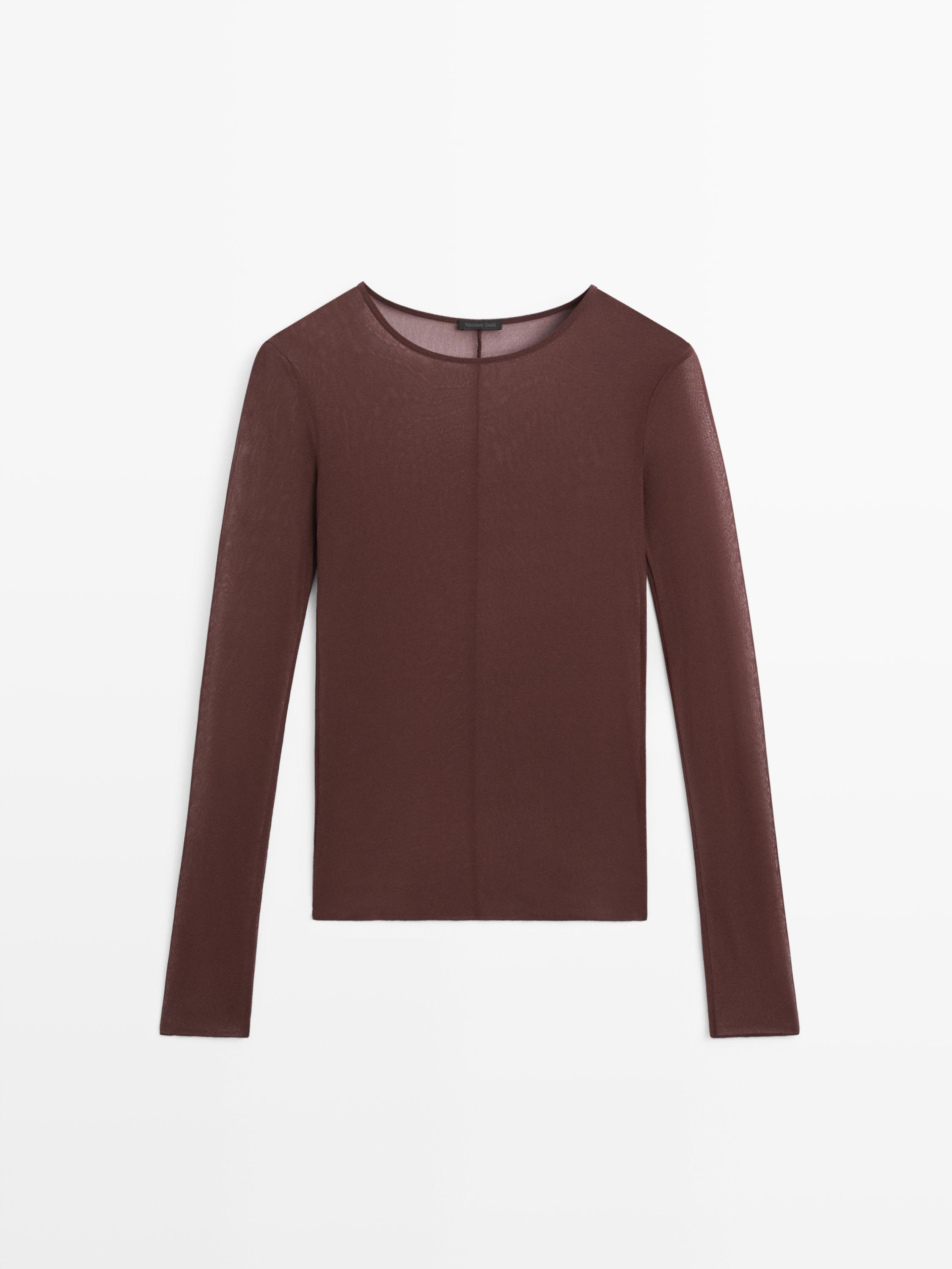 Uzun kollu, bisiklet yaka kahverengi tişörtün ön görünümü.