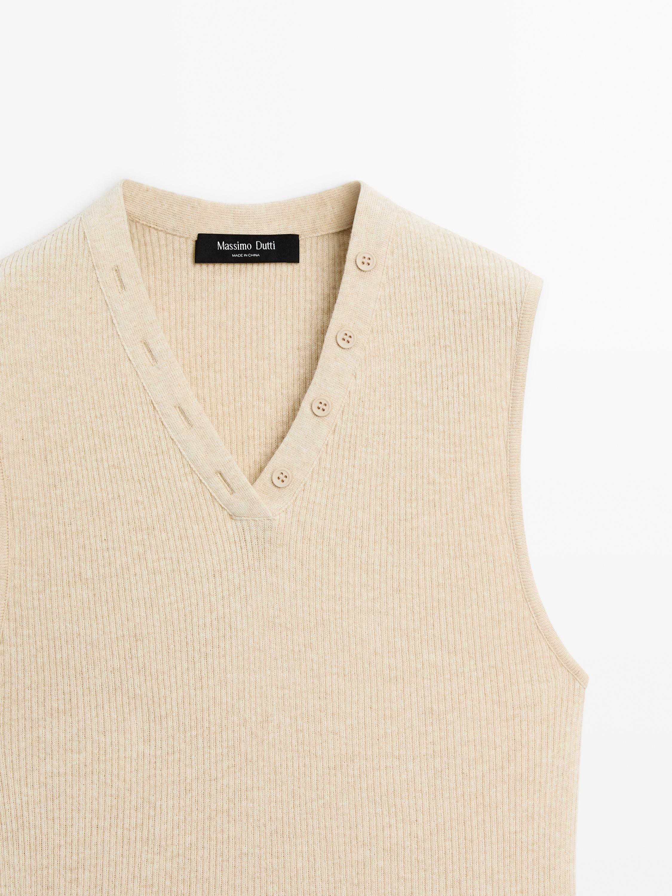 Ribbed top with collar detail
