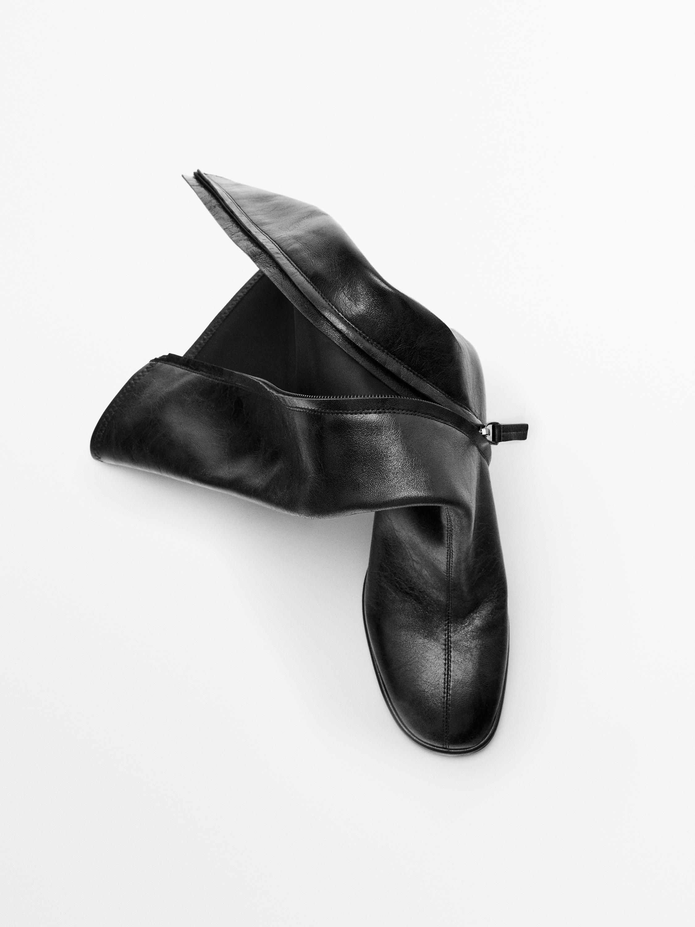 High-heel boots with elastic gores on the leg