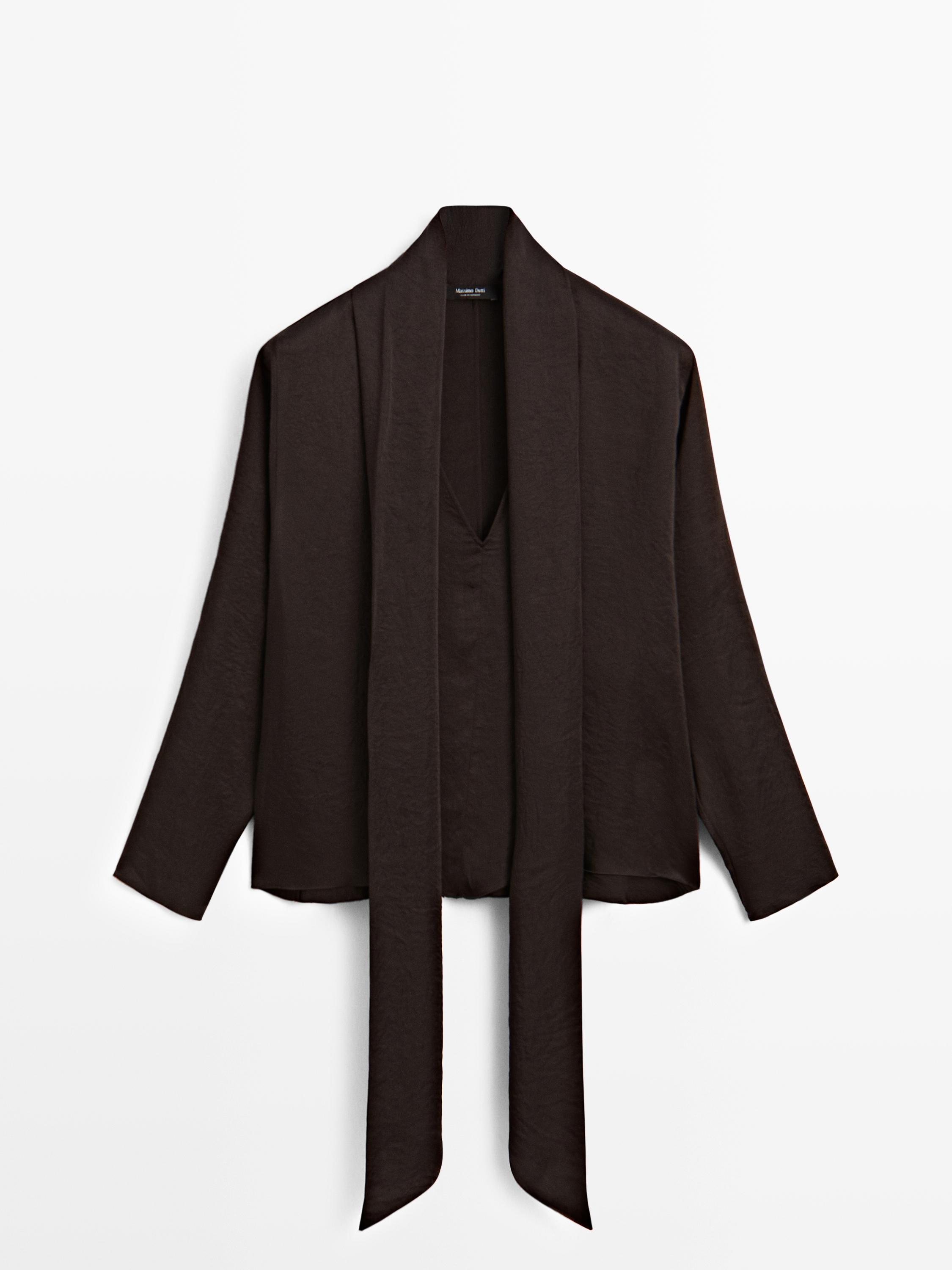 Flowing blouse with tie