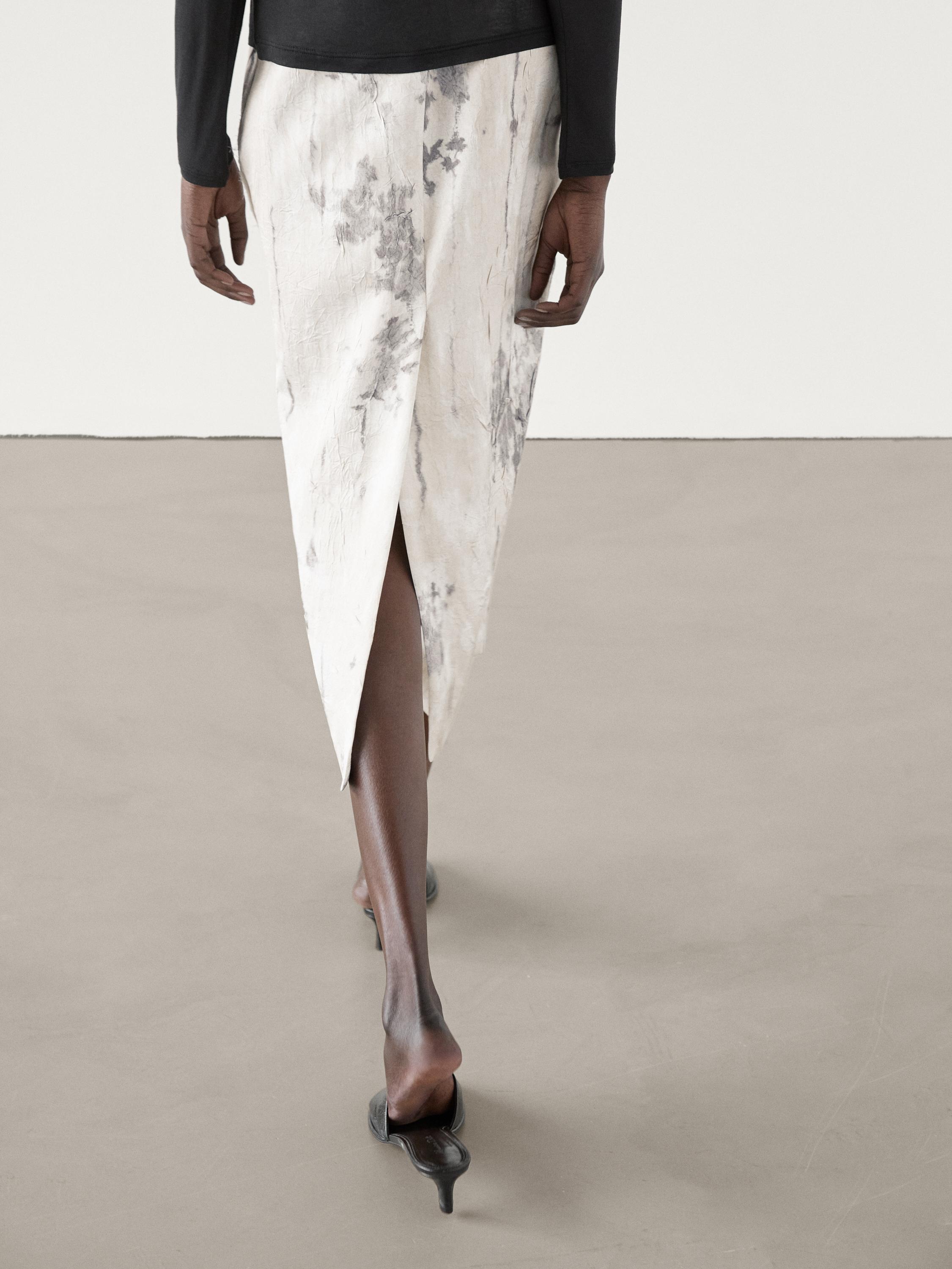 تنورة متوسطة الطول مفصلة بطبعة