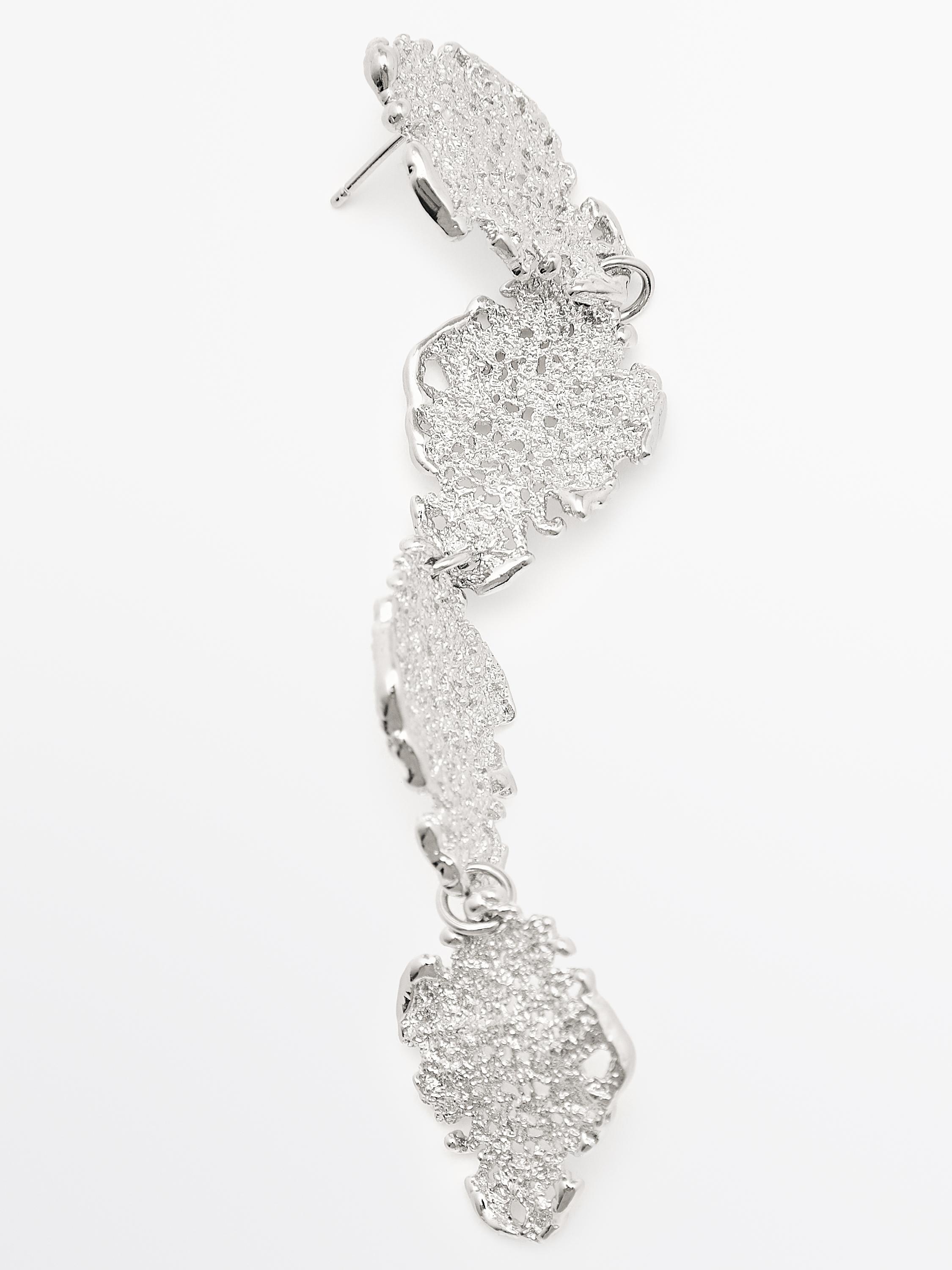 أقراط متدلية بارزة الملمس