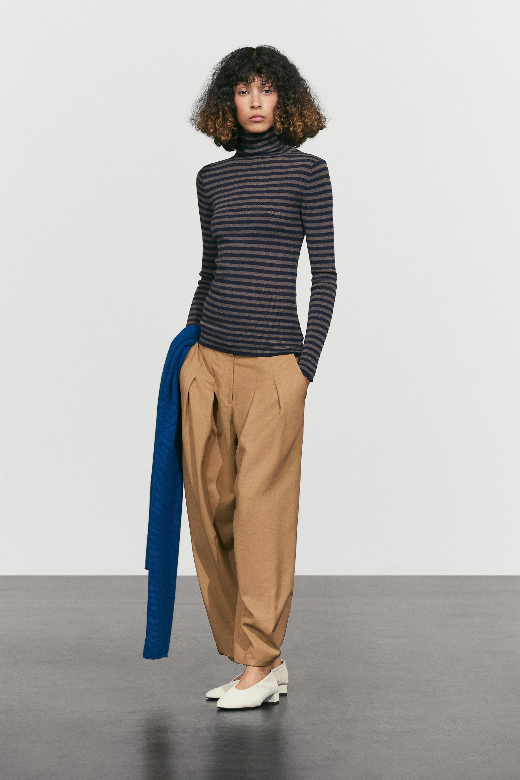 Striped turtleneck knit sweater — NAVY BLUE