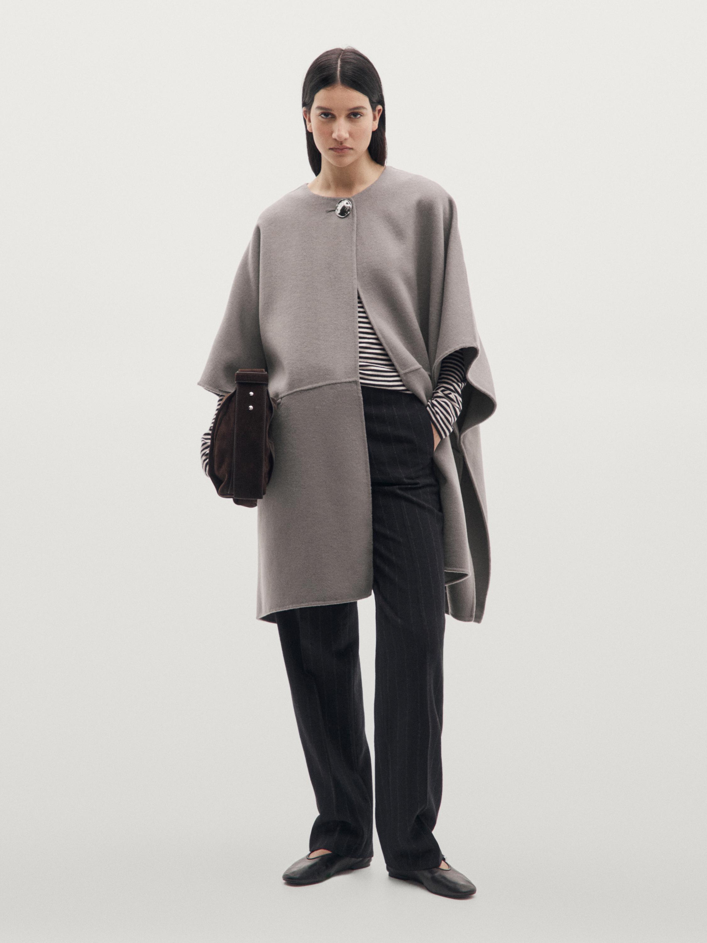 كاب من الصوف المخلوط مفصل بأزرار