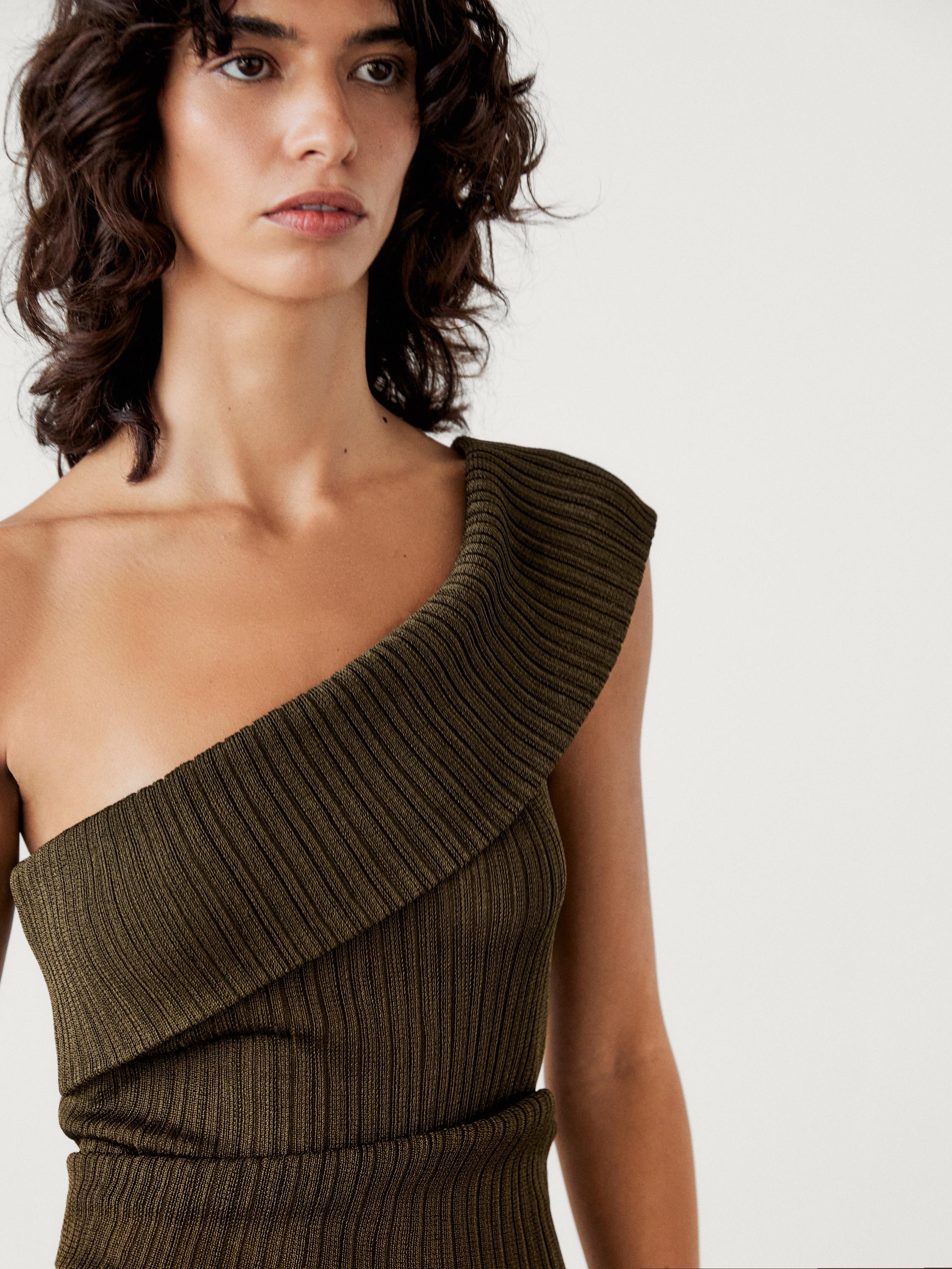 توب مضلع نصف شفاف بفتحة عنق غير متماثلة