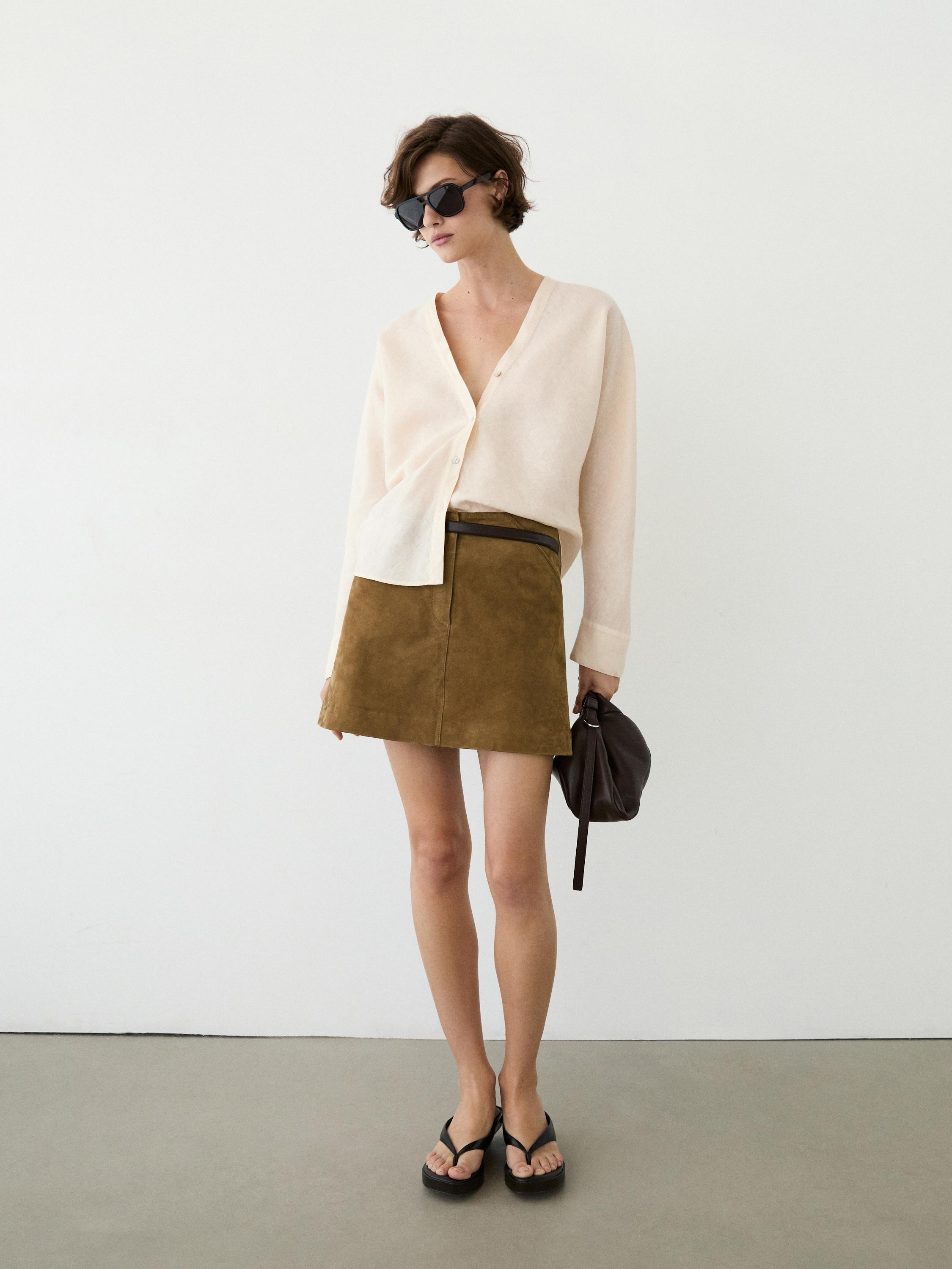 Lightweight 100% linen V-neck shirt