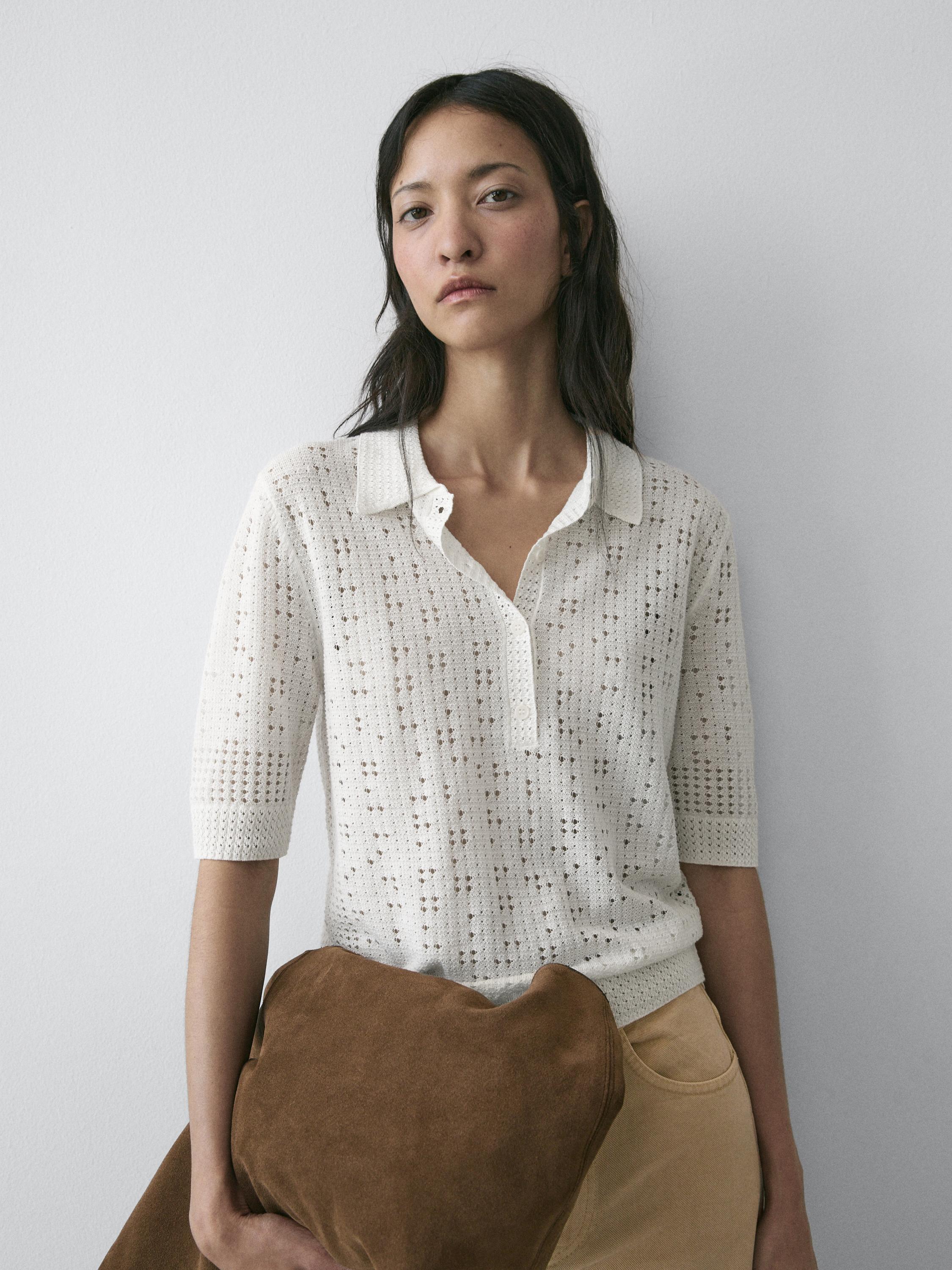 Halbaufnahme eines rohfarbenen Strickpullovers mit Polokragen und kurzen Ärmeln, mit Ajourmuster.