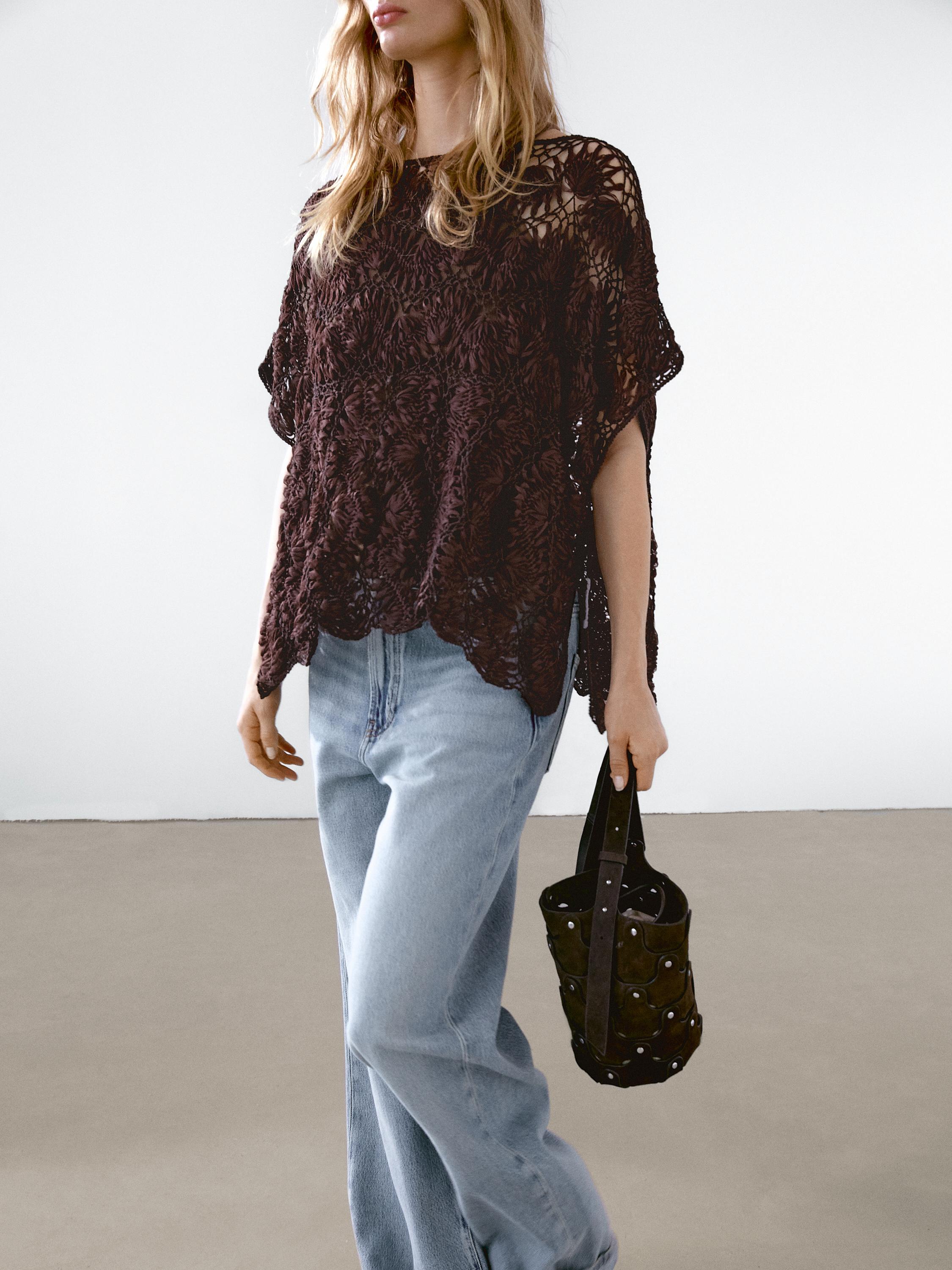 Cape en maille ajourée crochetée