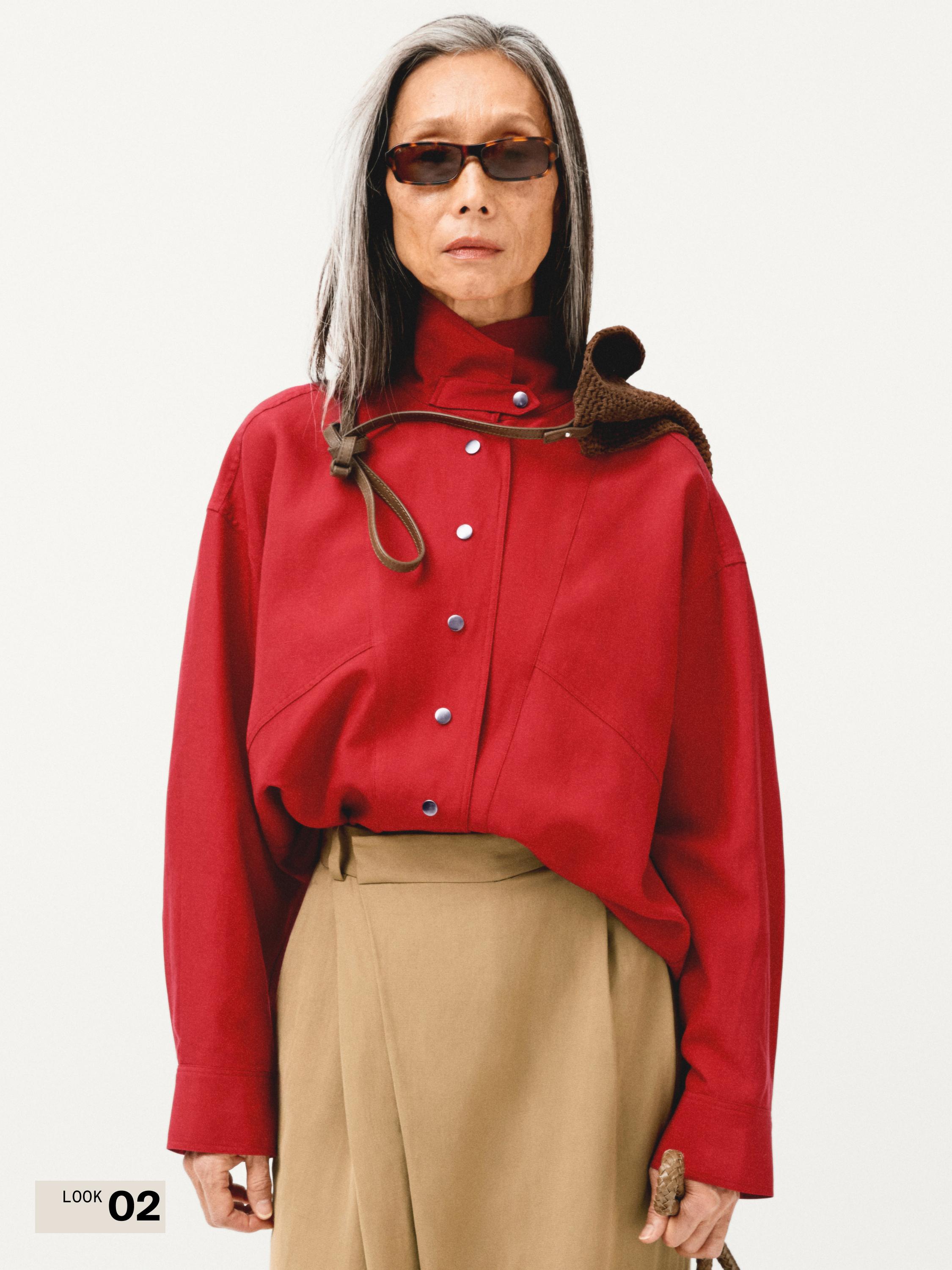 Punane särk ja beežid püksid, trukkidega.