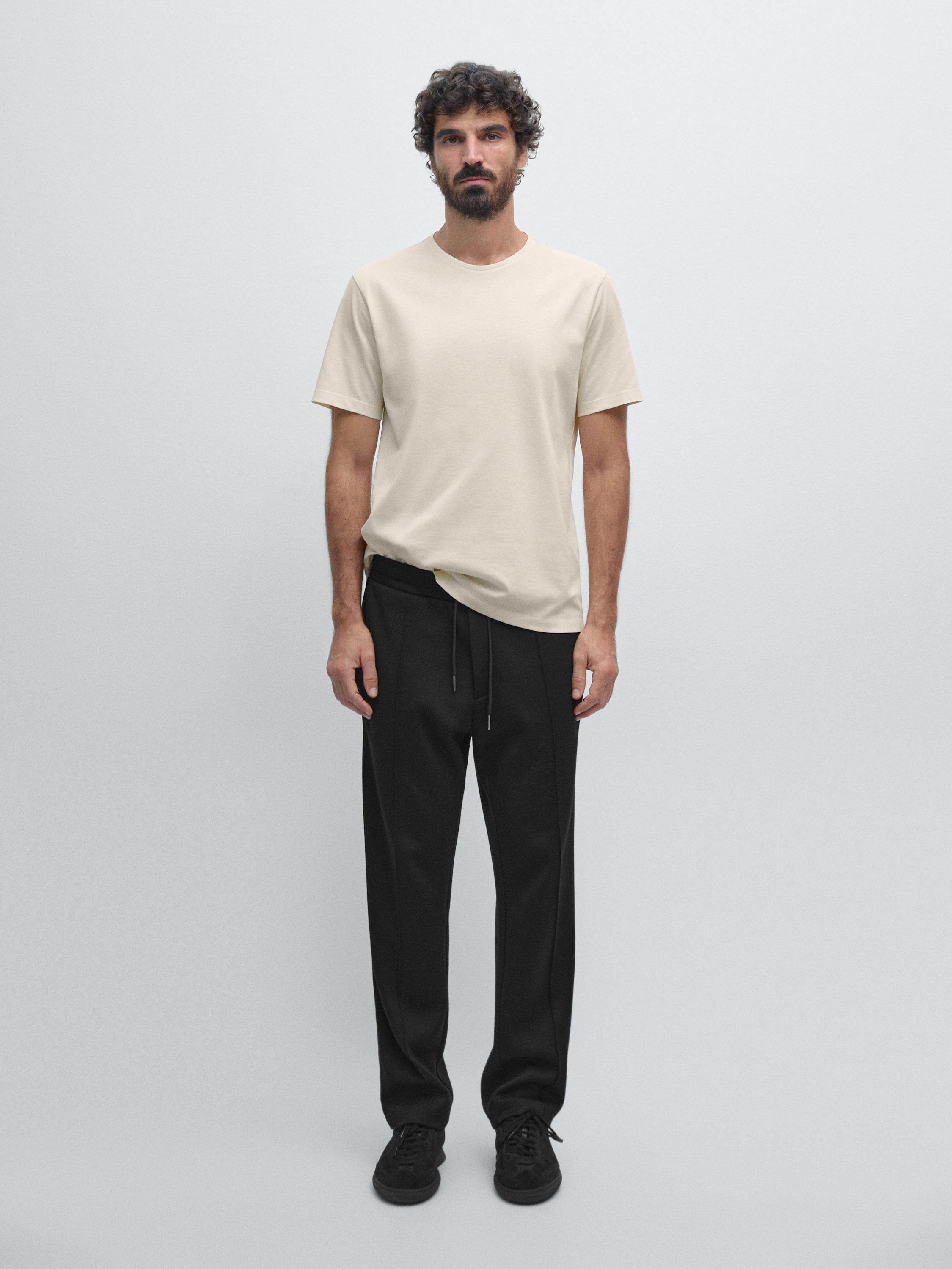 تيشرت بقصة عادية وياقة دائرية