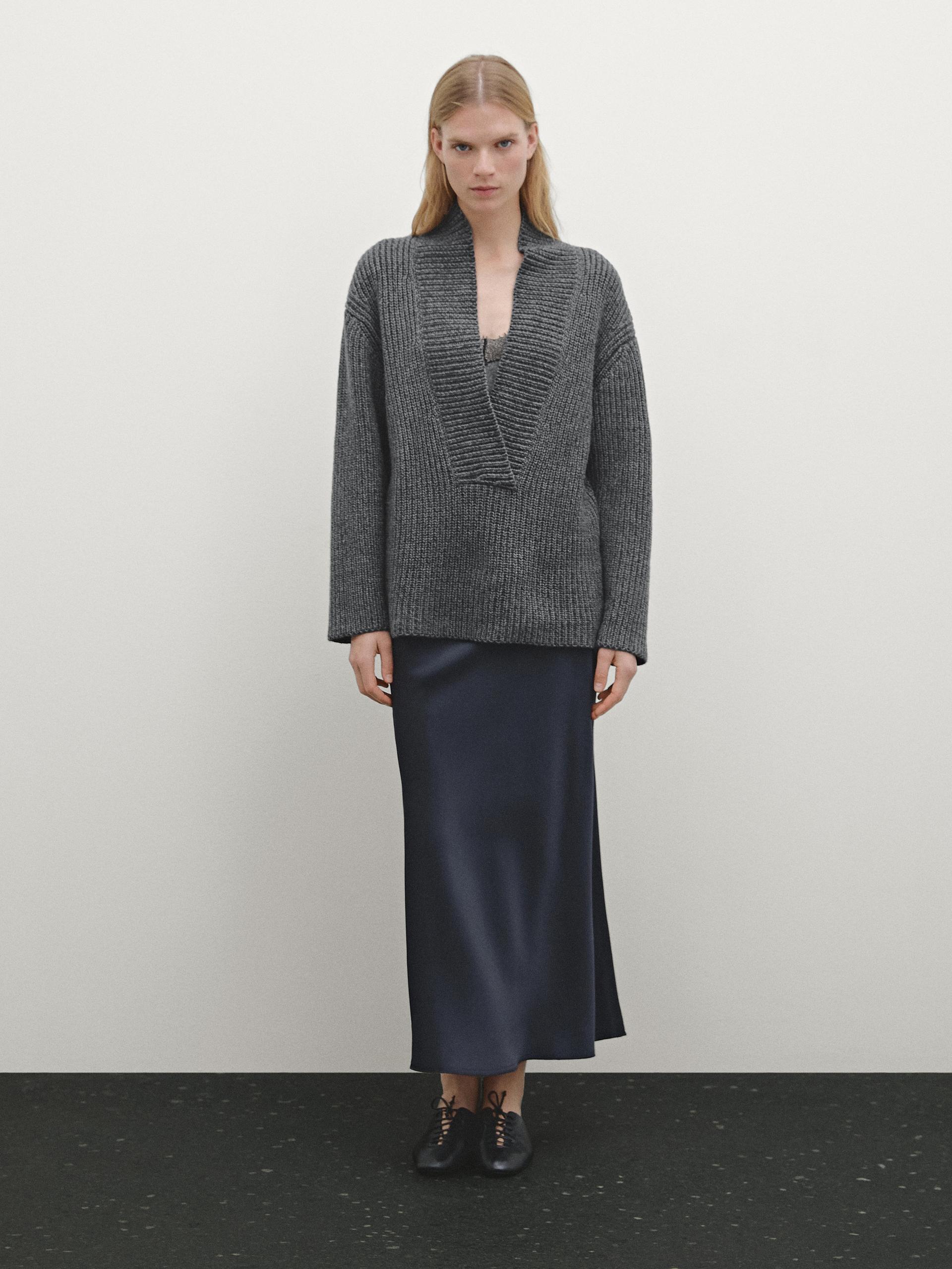 Dzianinowy Sweter Wykonany Ściegiem Perełkowym Z Głębokim Dekoltem - Szary - Xs - Massimo Dutti - Kobieta