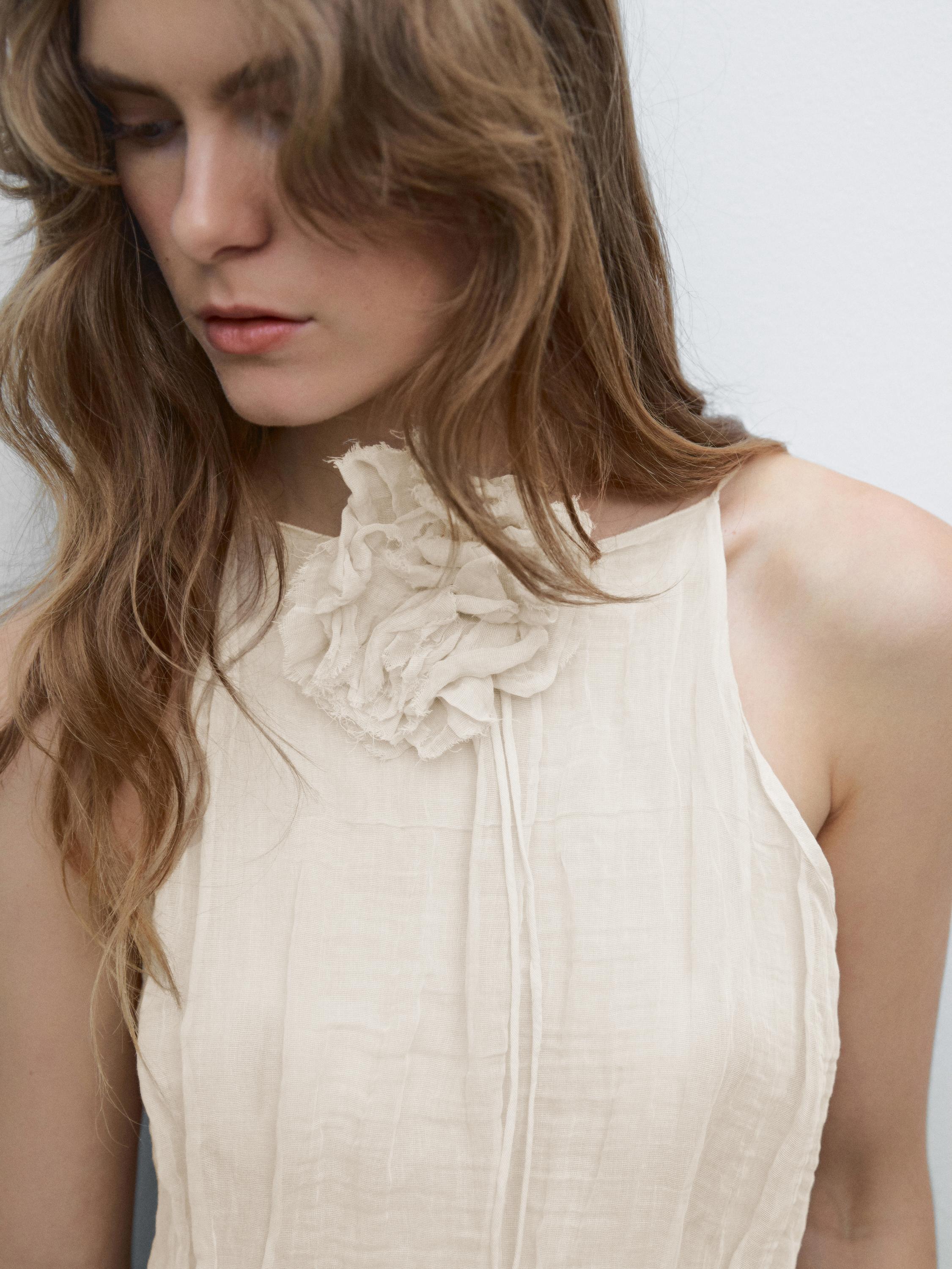 Top encolure américaine avec fleur