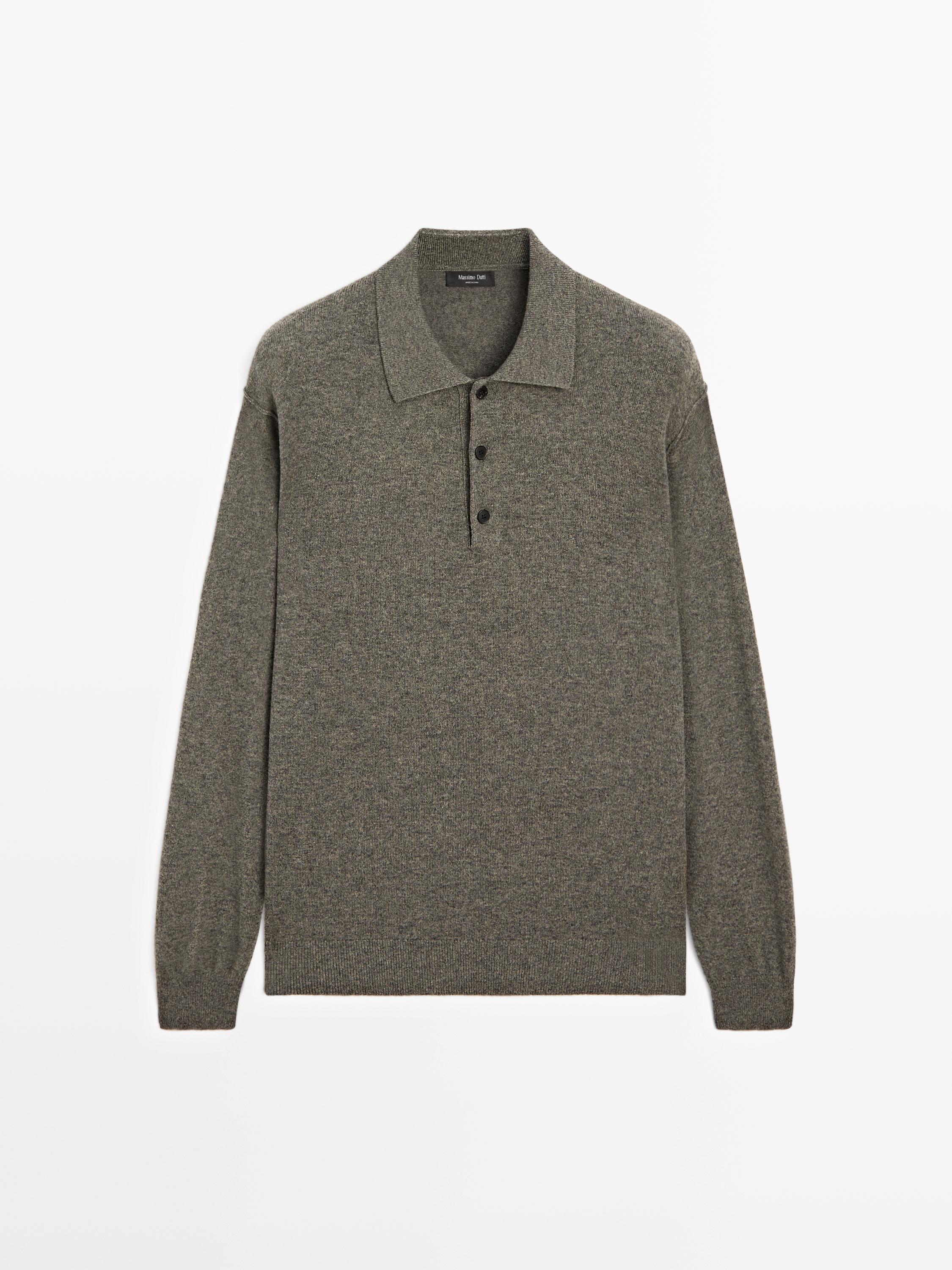 Front view of a tortoiseshell jersey with a polo collar and a three-button placket. Long sleeves and a straight fit.