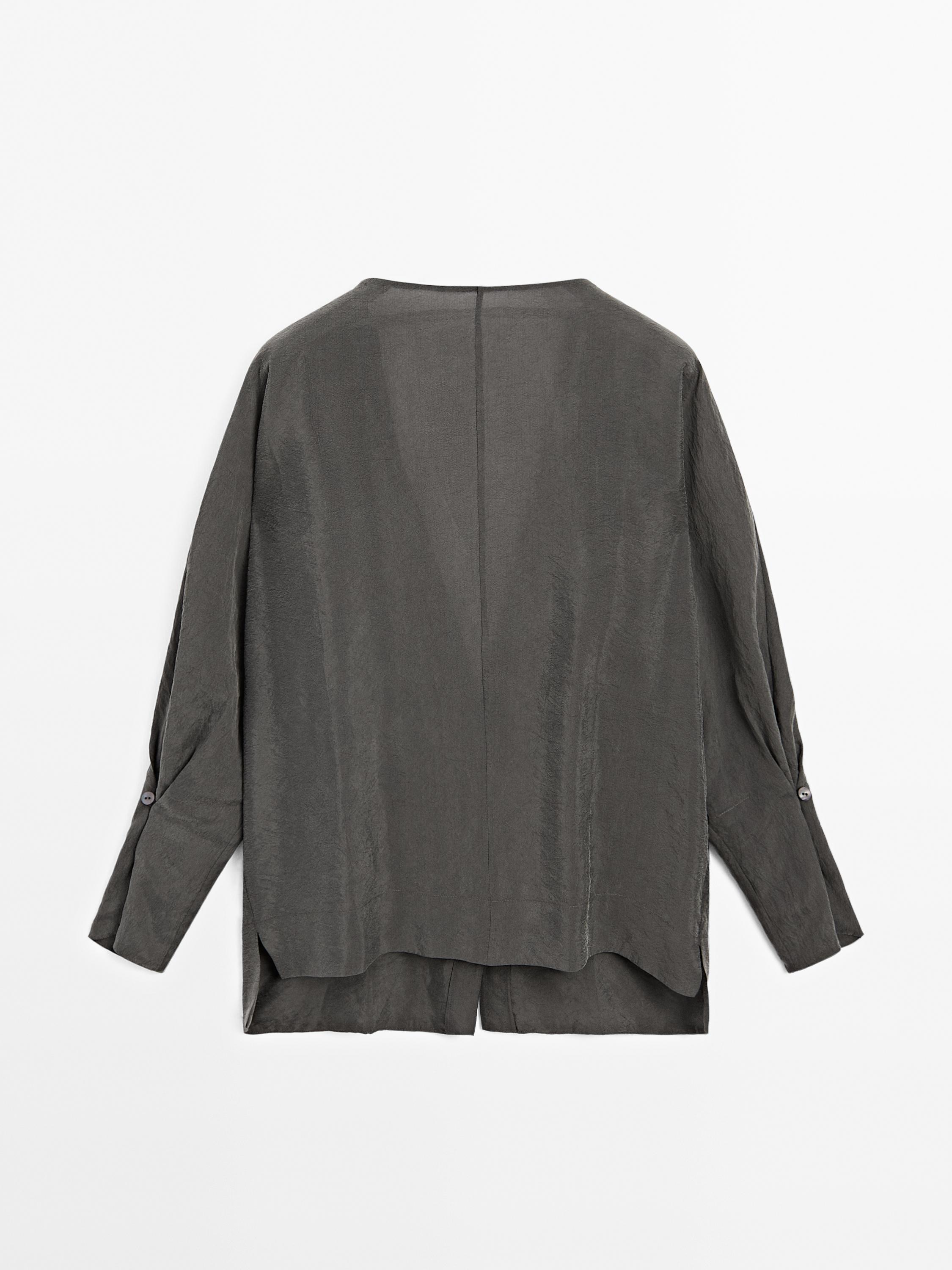 Blusa arina eskumuturreko tolesaren xehetasunarekin - Studio